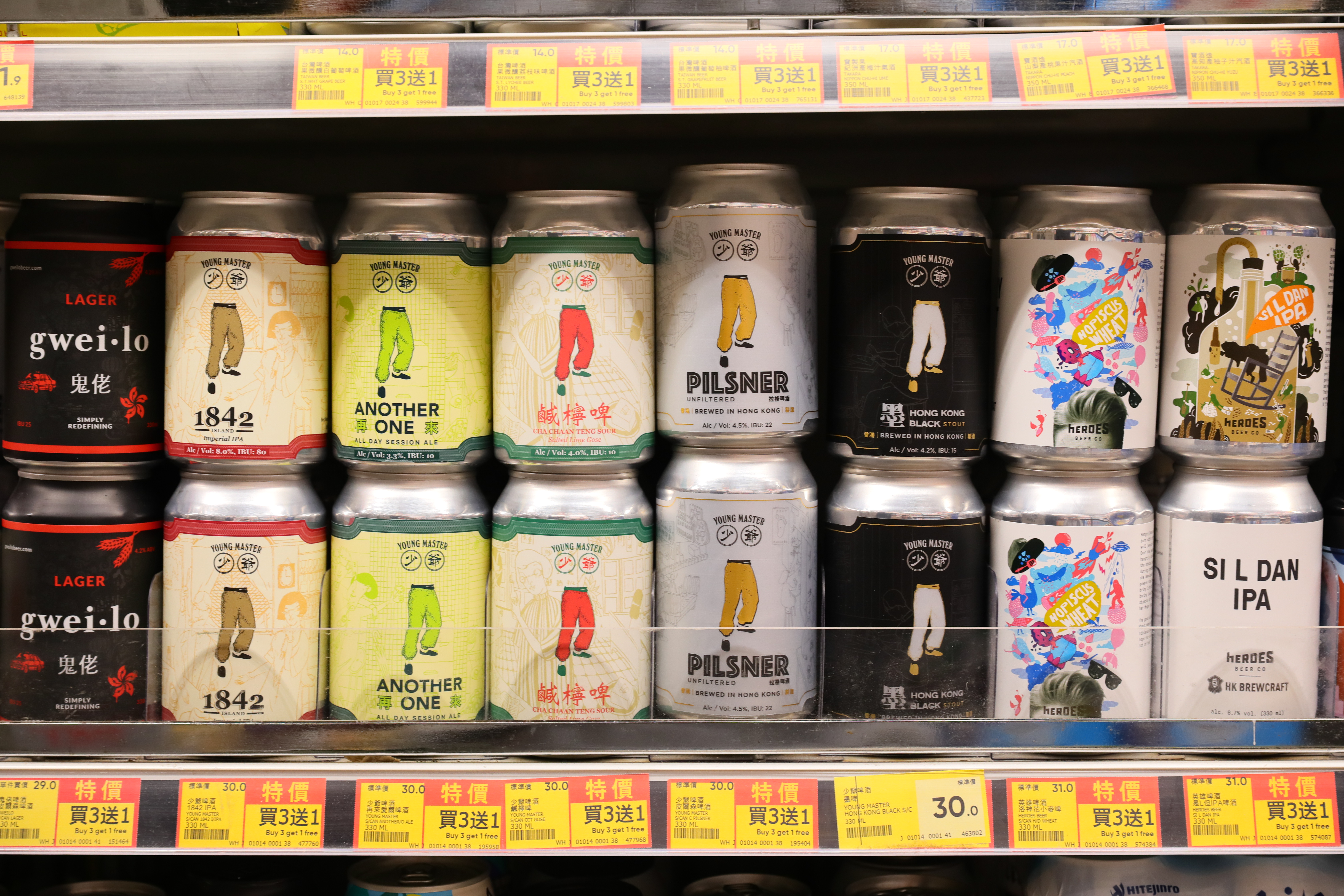 香港本地酒廠「少爺啤酒」「英雄啤酒」的出品，在超市也都買得到。（港幣30元起／罐）
