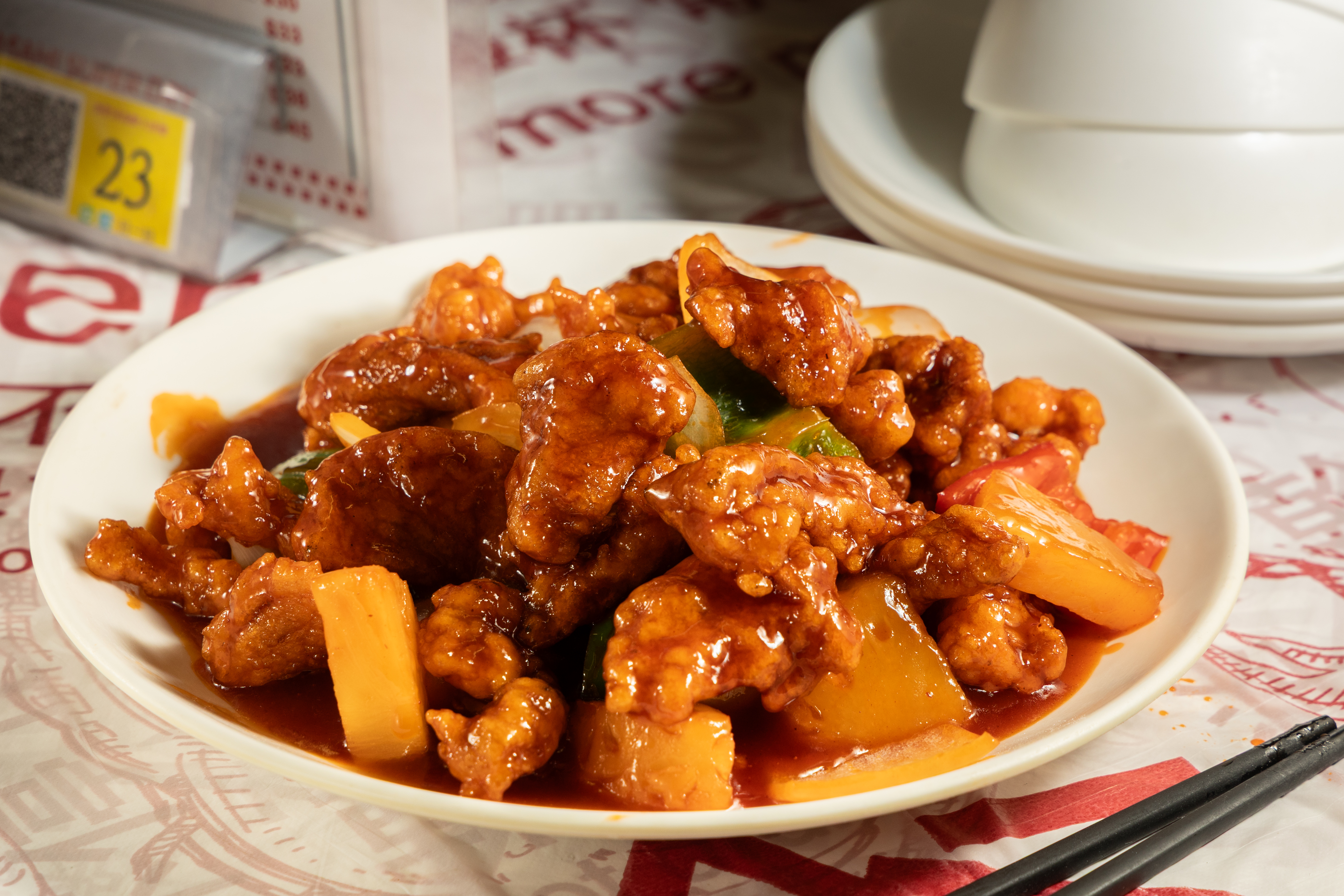 做得很有水準的「菠蘿咕噜肉」，涼了都好吃。（港幣108元／份，約NT$406）