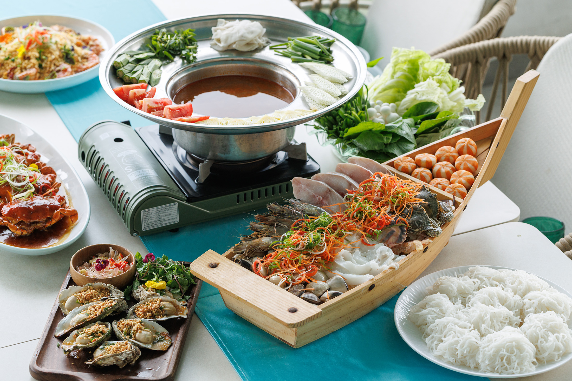 連續兩年獲得米其林入選餐廳的「My Hanh Seafood（美幸海鮮餐廳）」，不僅食材新鮮、料理手法豐富，更以緊鄰沙灘的無敵海景著稱。