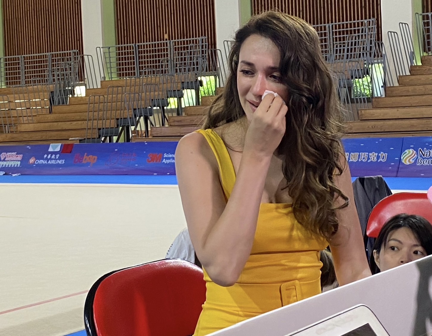 瑞莎提到烏克蘭的家人忍不住痛哭。