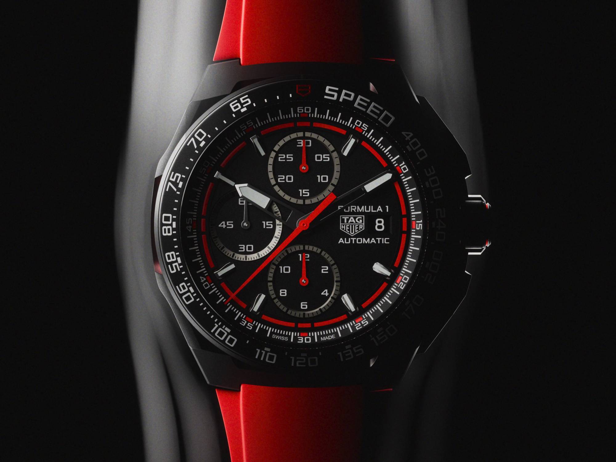 TAG HEUER Formula 1 Chronograph：全新設計的泰格豪雅 Formula 1 計時碼錶，採用44毫米的噴砂2級鈦金屬或DLC塗層2級鈦金屬錶殼，配以黑色DLC鋁合金固定式計時錶圈，防水性能200米。機芯採用Calibre 16自動上鏈計時機芯，為ETA 7750機芯修改而來。有黑、紅、藍、黃共四種顏色可供選擇。 功能：時、分、小秒針指示；計時碼錶；日期顯示 機芯：自動上鏈機芯；定價：約NT$154,800（鈦金屬款）；NT$161,500（DLC鈦金屬款）