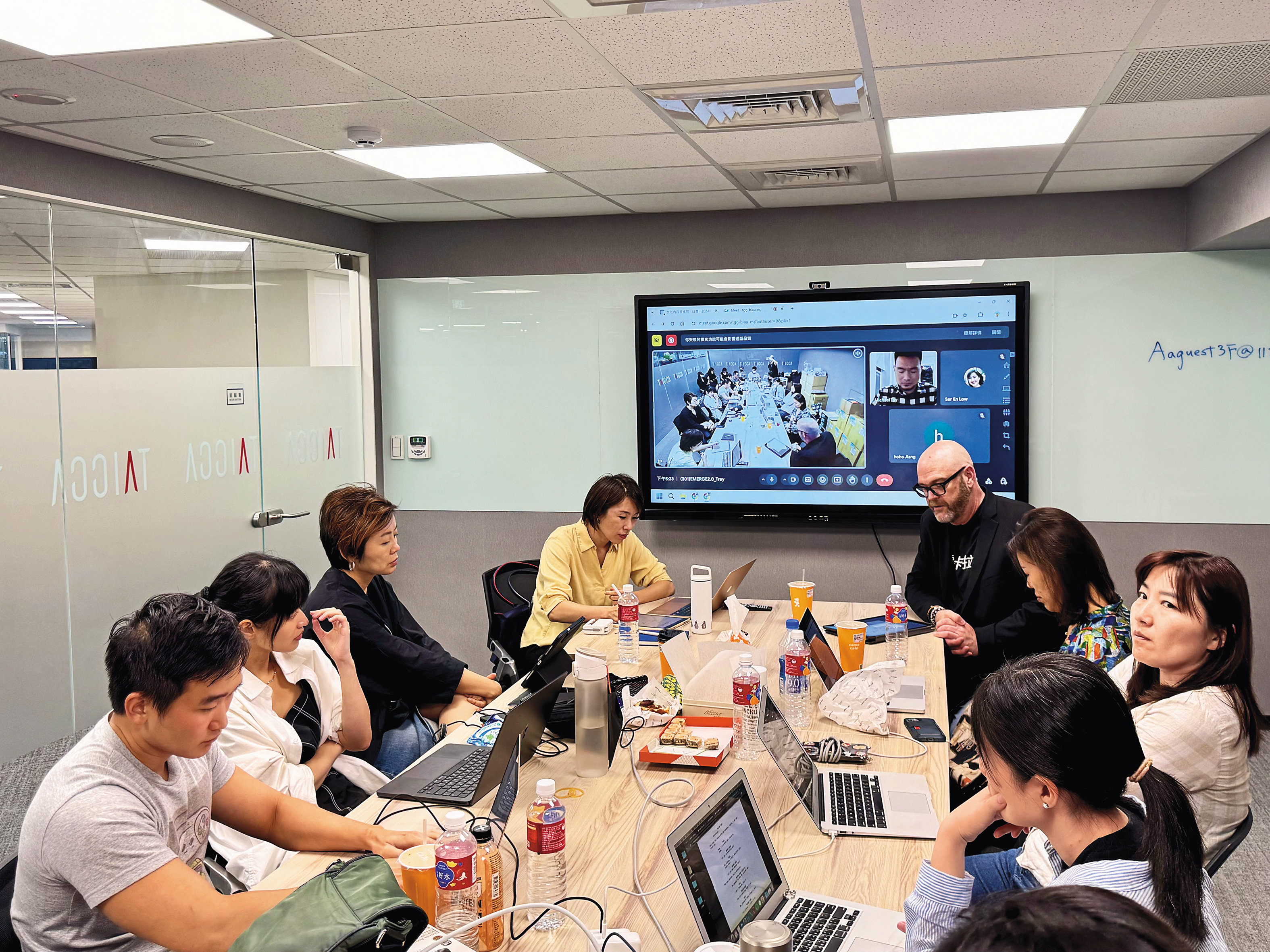 卡拉韋（右四）擔任EMERGE華語原創內容開發計畫2.0客座講師，日前來台為學員上課。（文策院提供）
