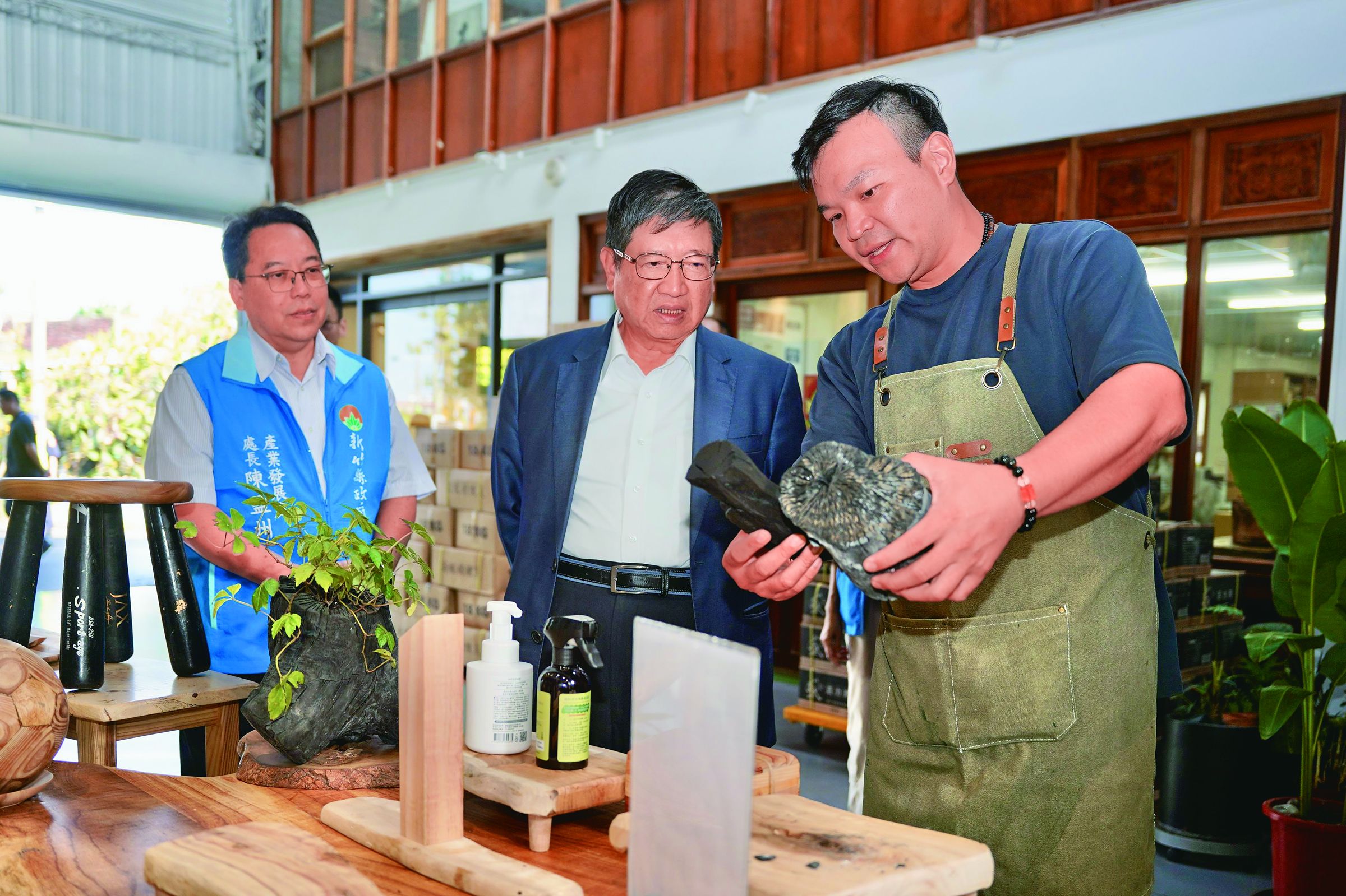 楊縣長走訪亮點企業「ReWood森林循環」場域,了解變廢為寶的創新應用。