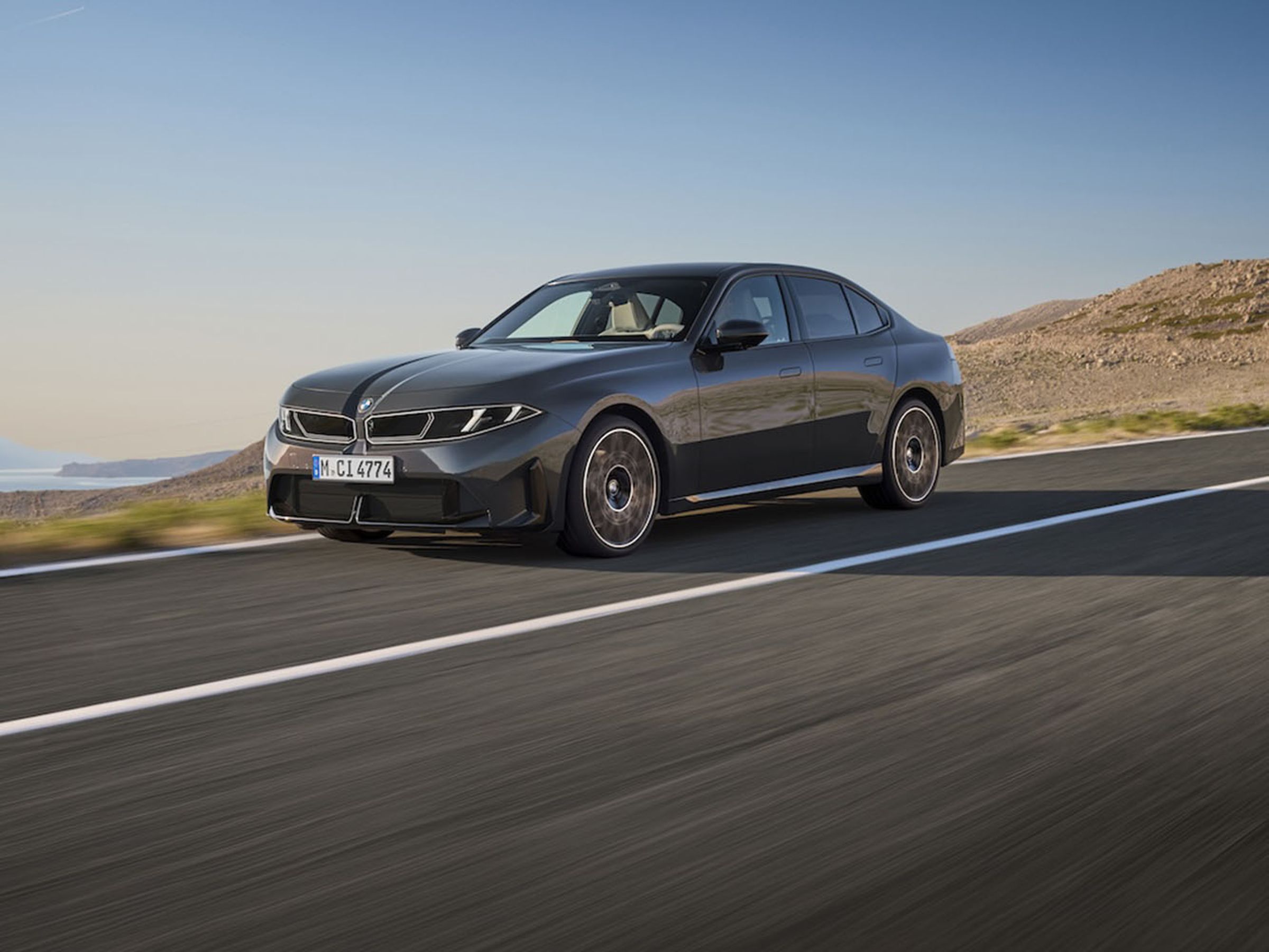 目前首發車款為 330 與 M350 xDrive,差異方面可以從車頭燈具上看出。