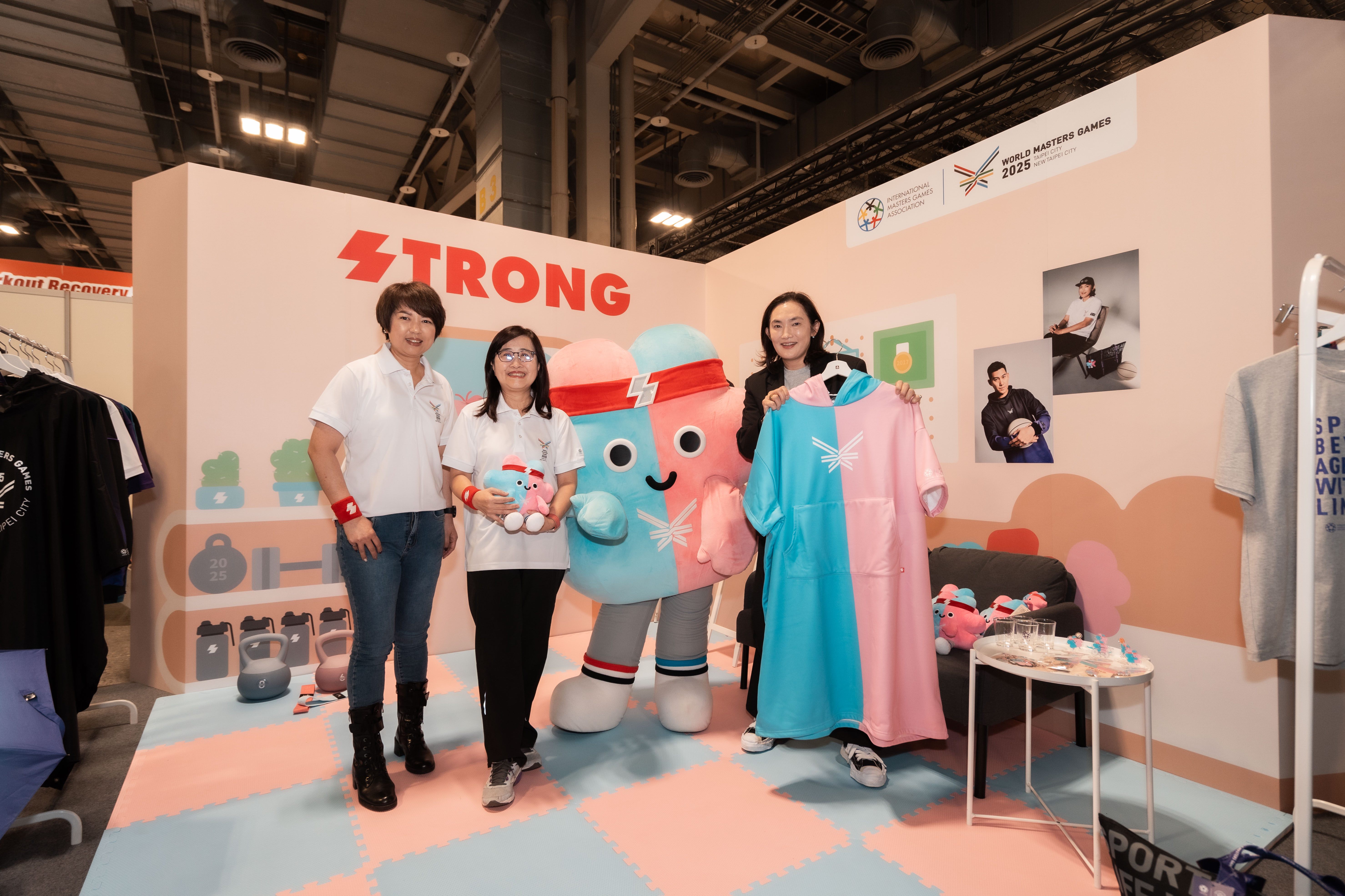 雙北世壯運周邊商品「壯寶系列」以賽會吉祥物壯寶為設計核心，推出多項紀念性質的周邊商品。（北市府提供）