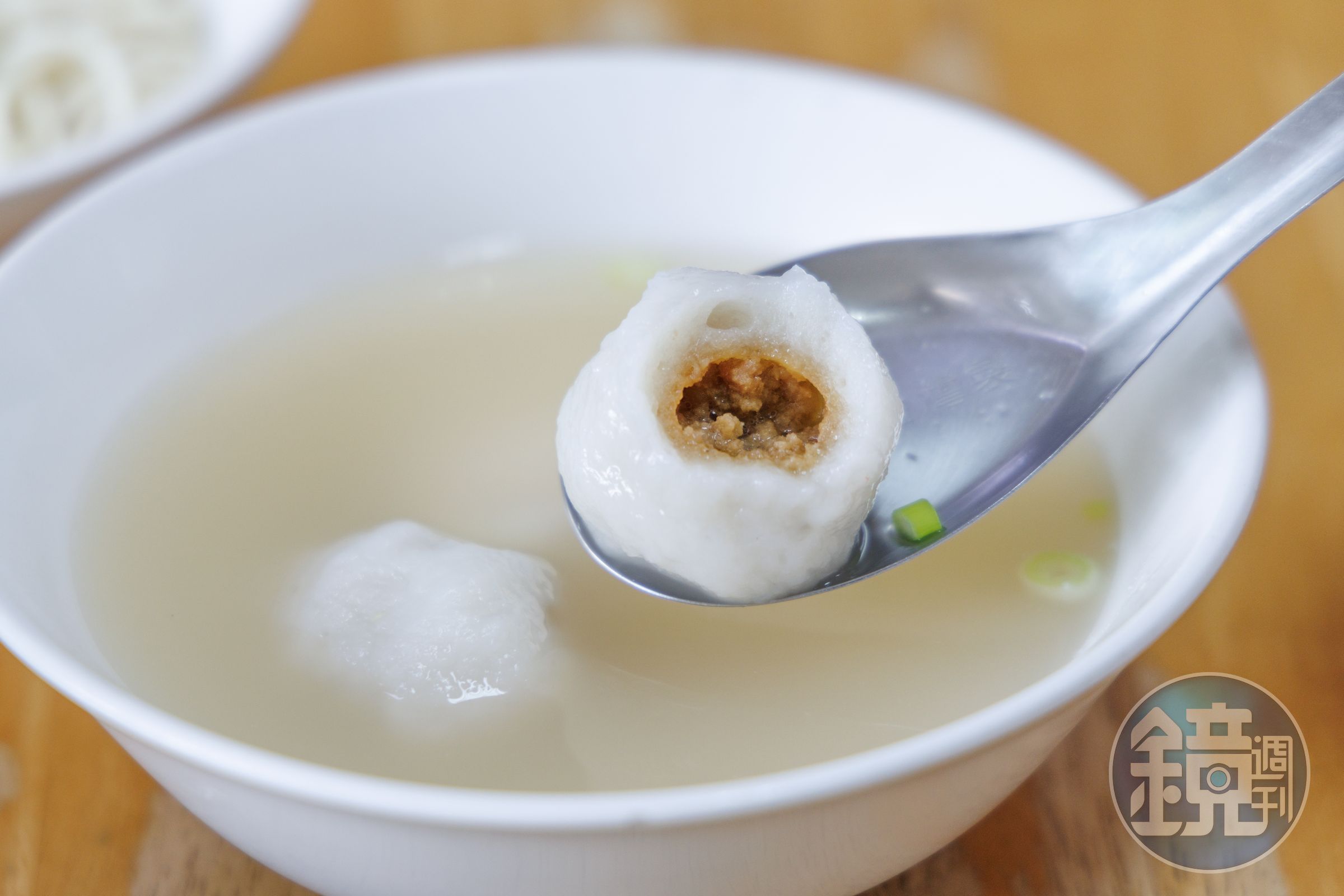 魚丸湯裡有3顆口感Q彈的福州魚丸,咬下去還會噴汁。(36元/碗)