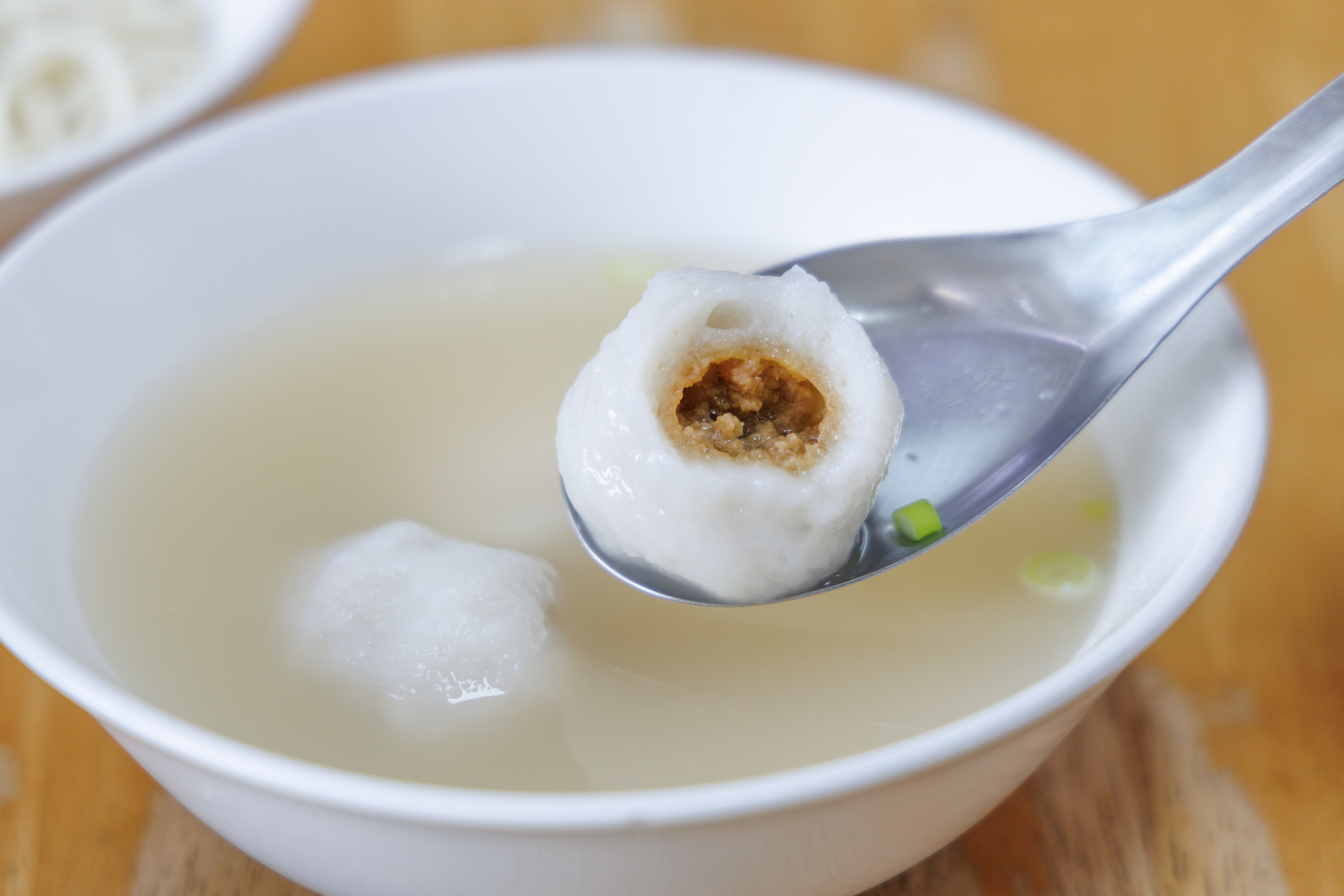 魚丸湯裡有3顆口感Q彈的福州魚丸,咬下去還會噴汁。(36元/碗)