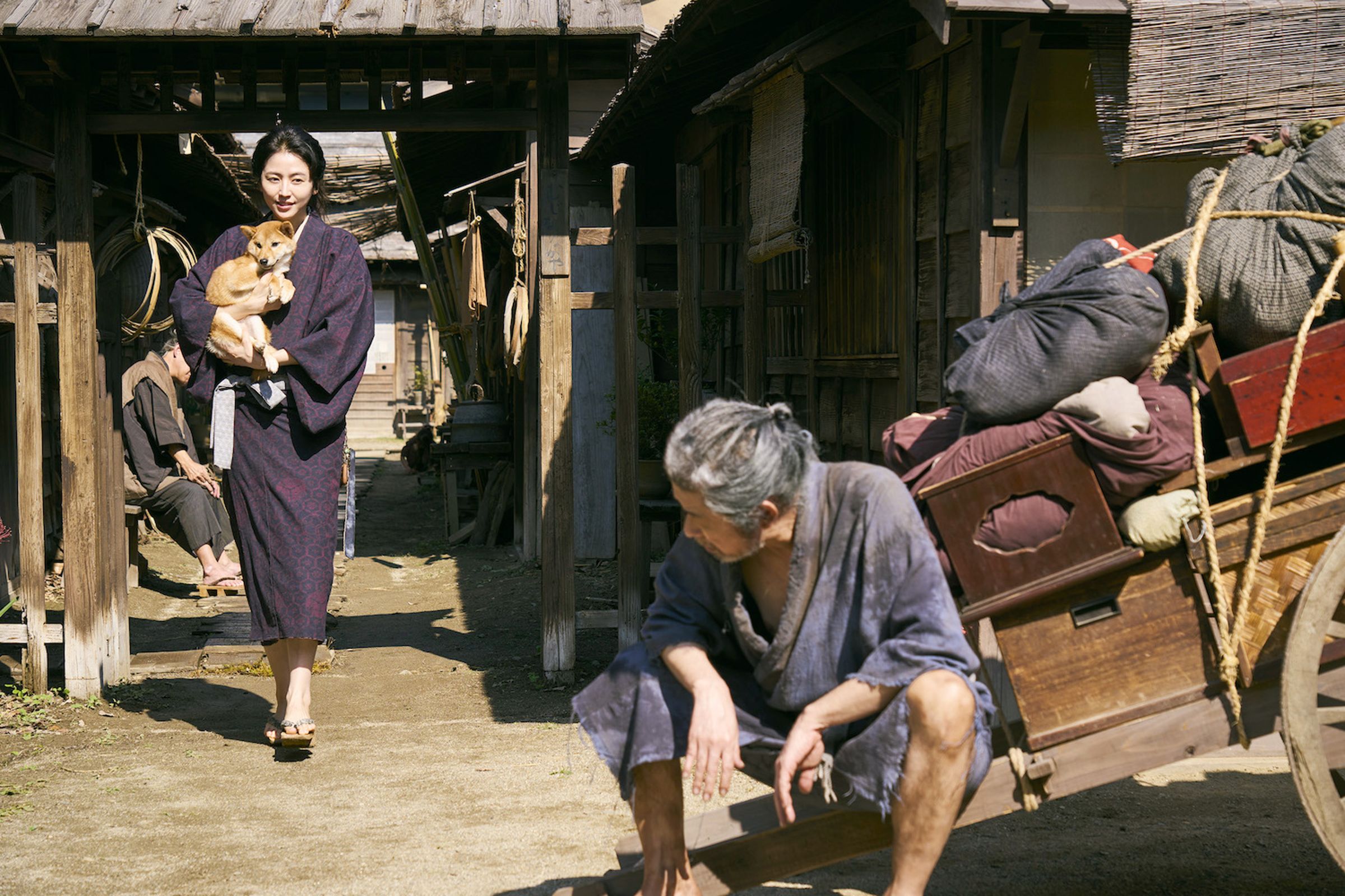 長澤雅美(左)非常喜歡《浮世繪女兒》片中角色恣意、隨興地挽起頭髮,不顧他人目光,大步遊走在江戶大街小巷的自由姿態,右為永瀨正敏。(天馬行空提供)