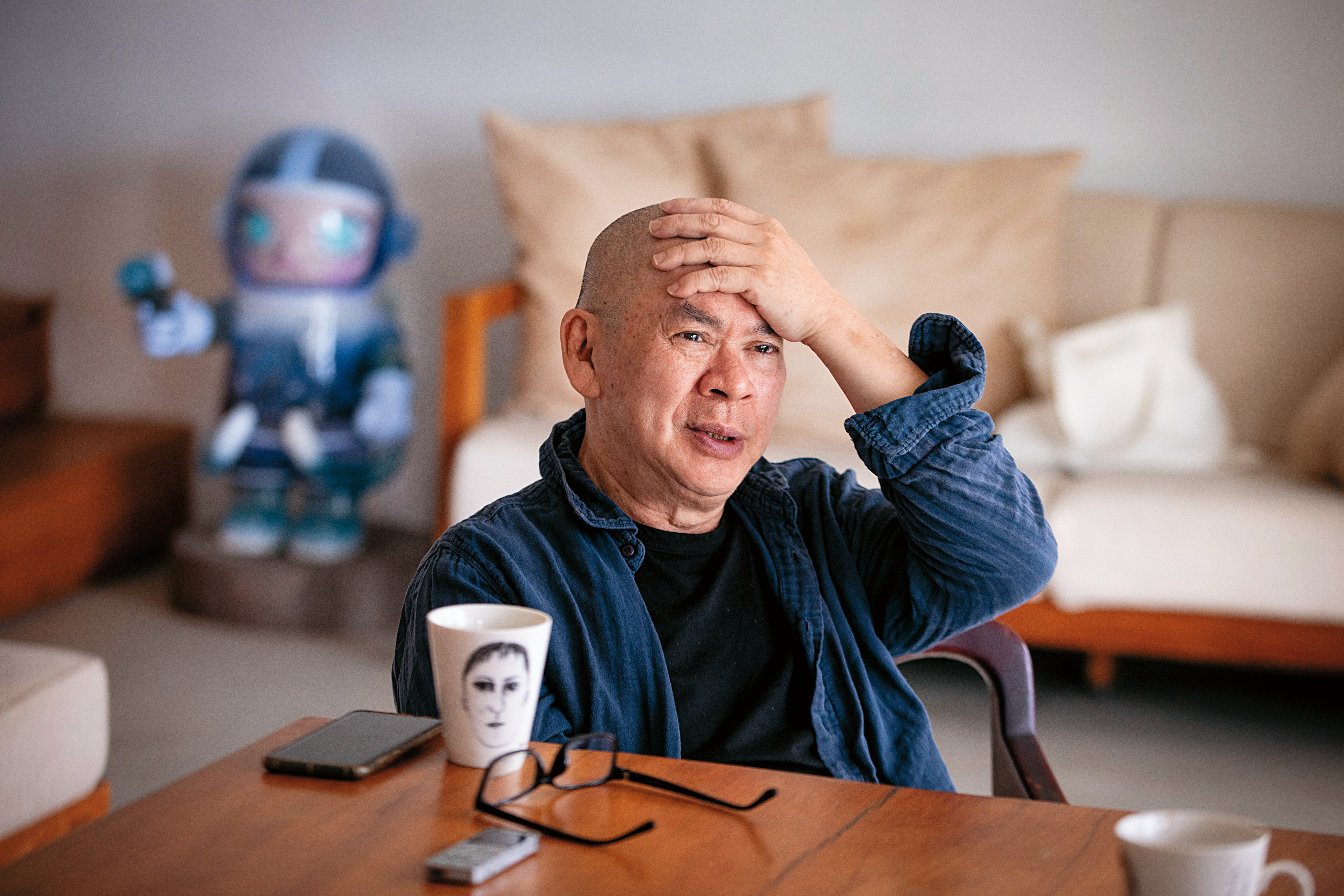 訪談這天,蔡明亮熱情又誠懇地回答問題,表情與肢體豐富。