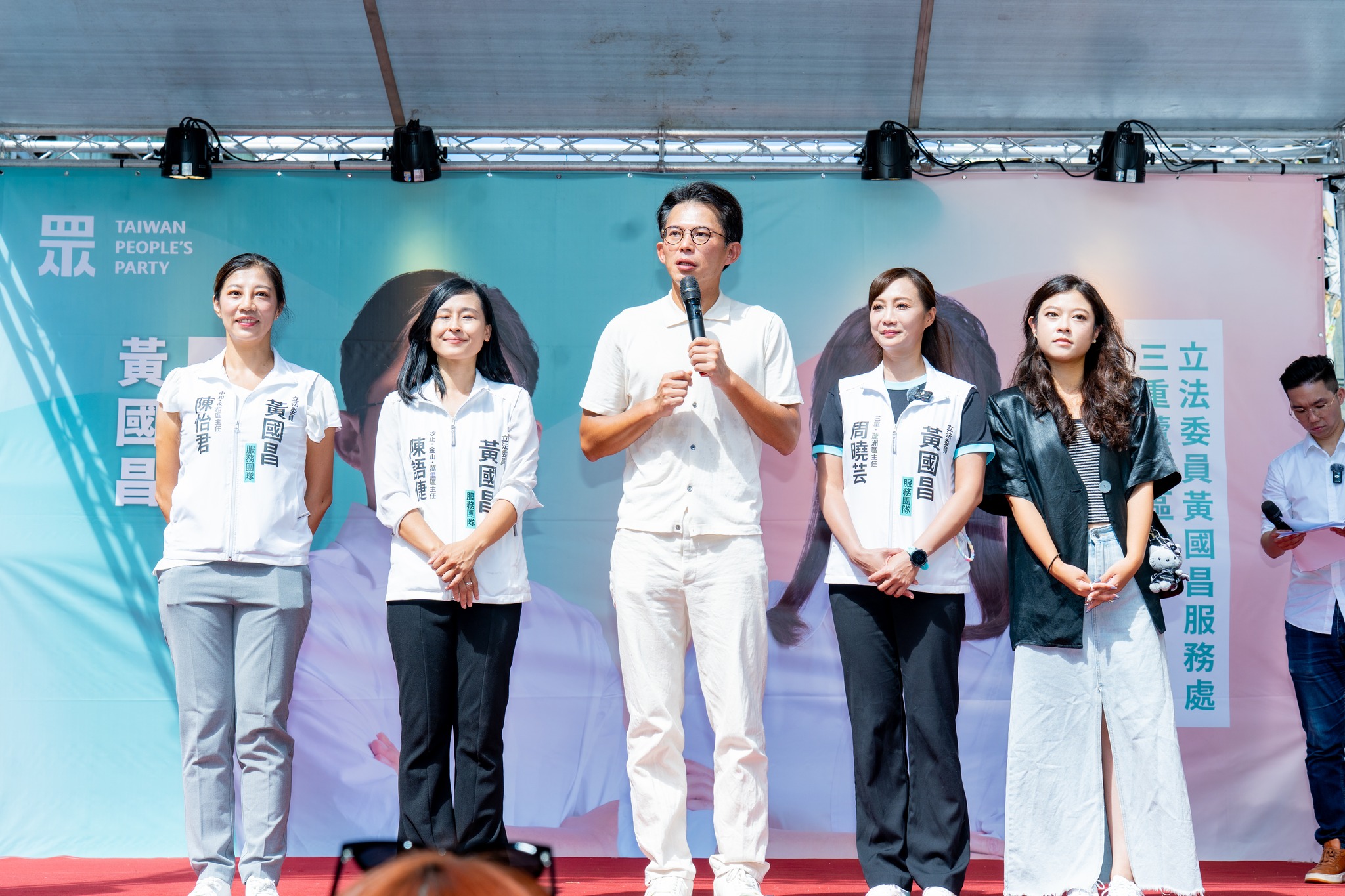 黃國昌與「四大金釵」右起依序為林子宇、周曉芸、陳語倢、陳怡君。（翻攝自周曉芸臉書）