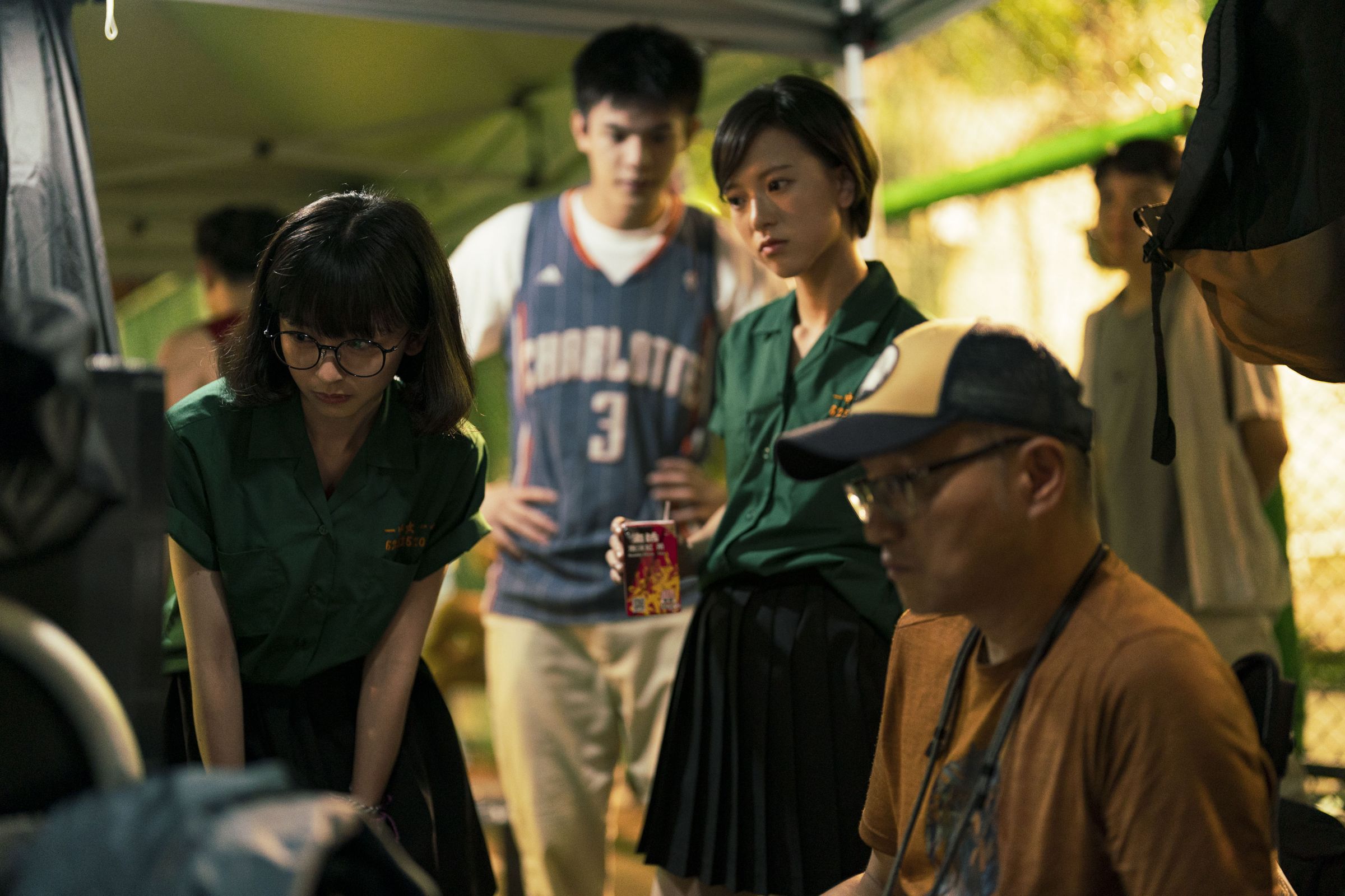 導演莊景燊（右起）與項婕如、邱以太、陳姸霏在片場討論。（興揚電影提供）