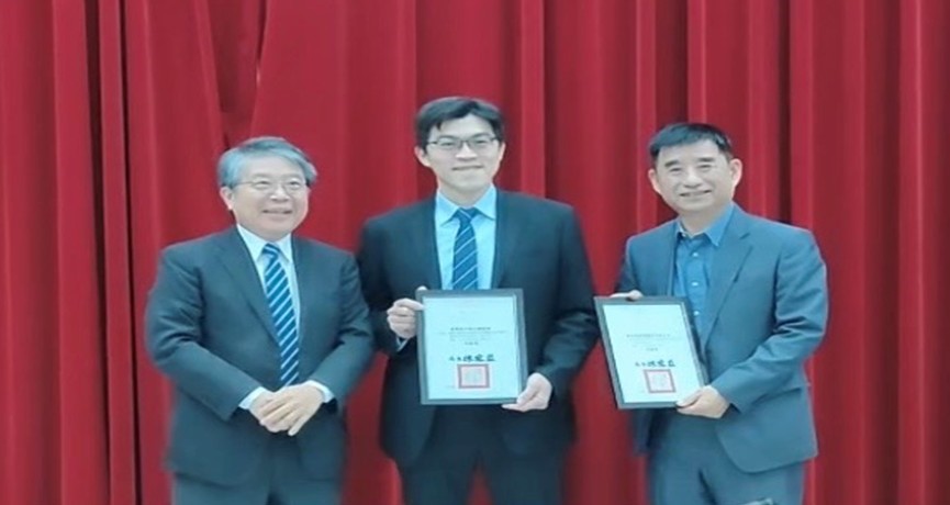 左為台中市政府環保局長陳宏益，主任檢察官洪國朝，右為成中恆營造股份有限公司總經理詹英弘。（中檢提供）