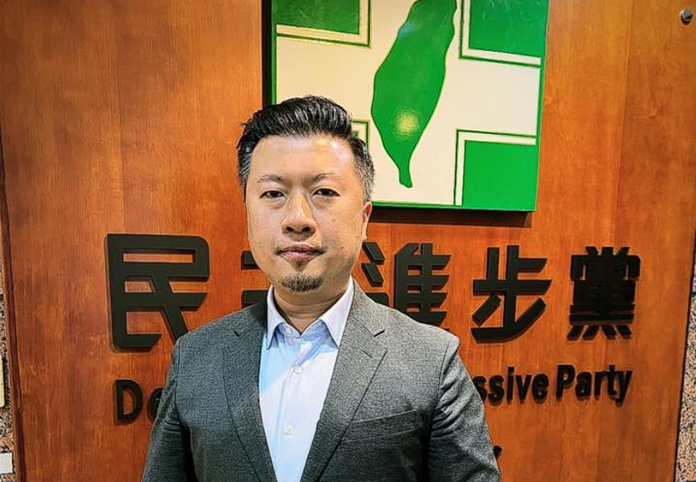 張志豪質疑，國民黨黨工許哲賓怎麼可能擁有千組帳號，懷疑背後有金主支持，要求國民黨說清楚講明白。（翻攝自張志豪臉書）