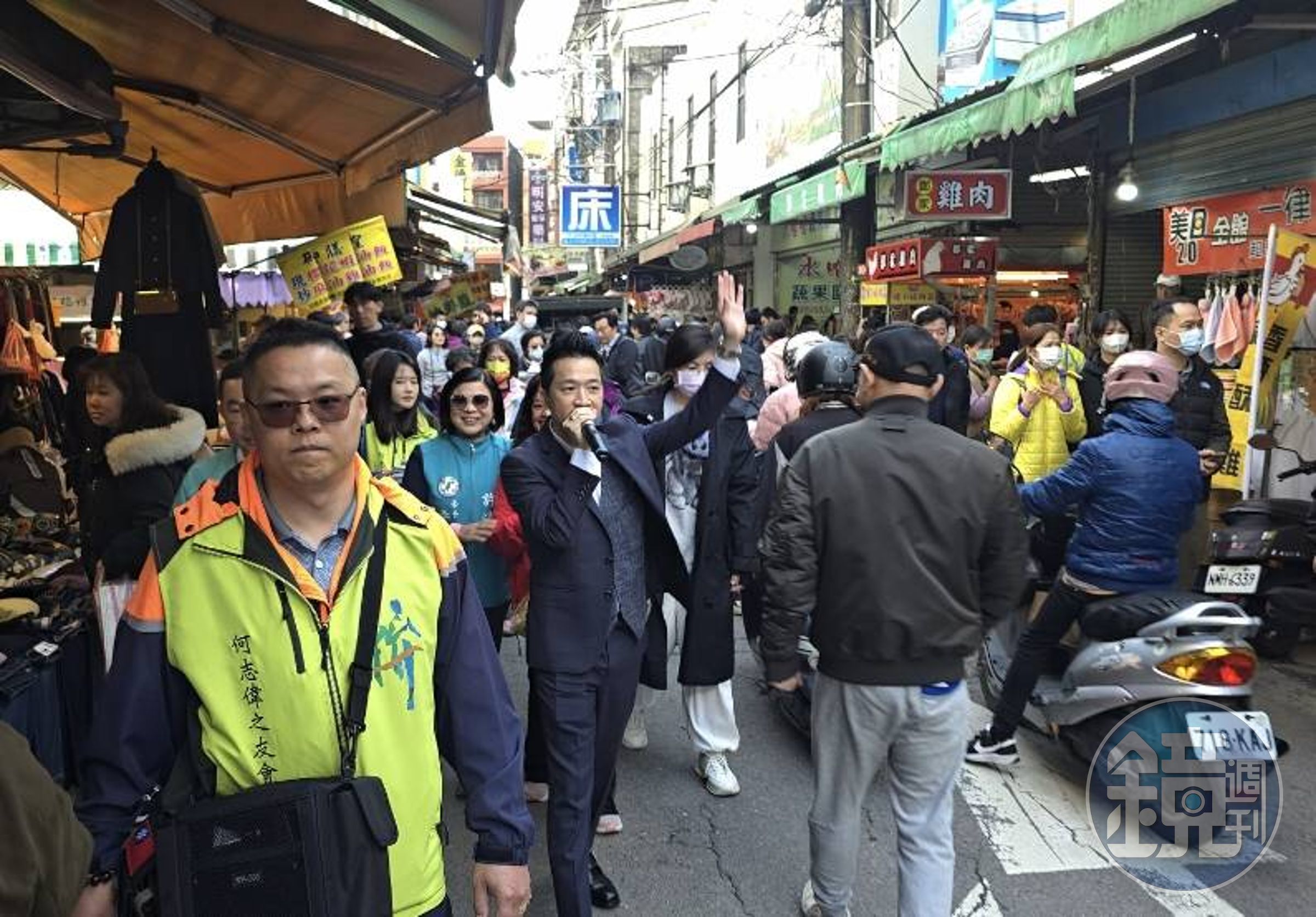 何志偉週末再度走訪中壢站前商圈及蘆竹南崁市場，與綠營民代、基層互動熱絡。（讀者提供）