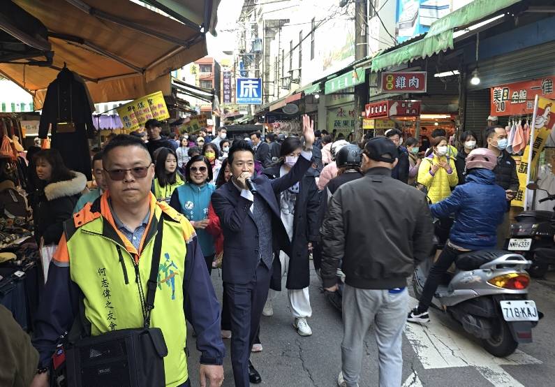 何志偉週末再度走訪中壢站前商圈及蘆竹南崁市場，與綠營民代、基層互動熱絡。（讀者提供）