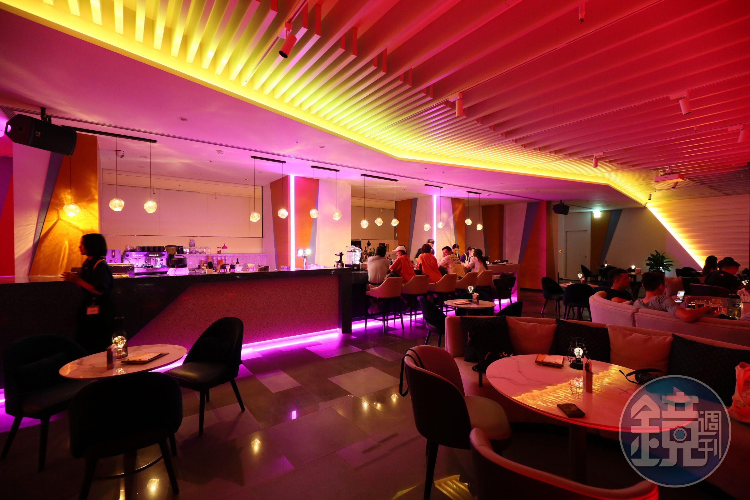 位於32樓的空中酒吧「JOIN’S Cafe & Bistro」能遠眺嘉義夜景。