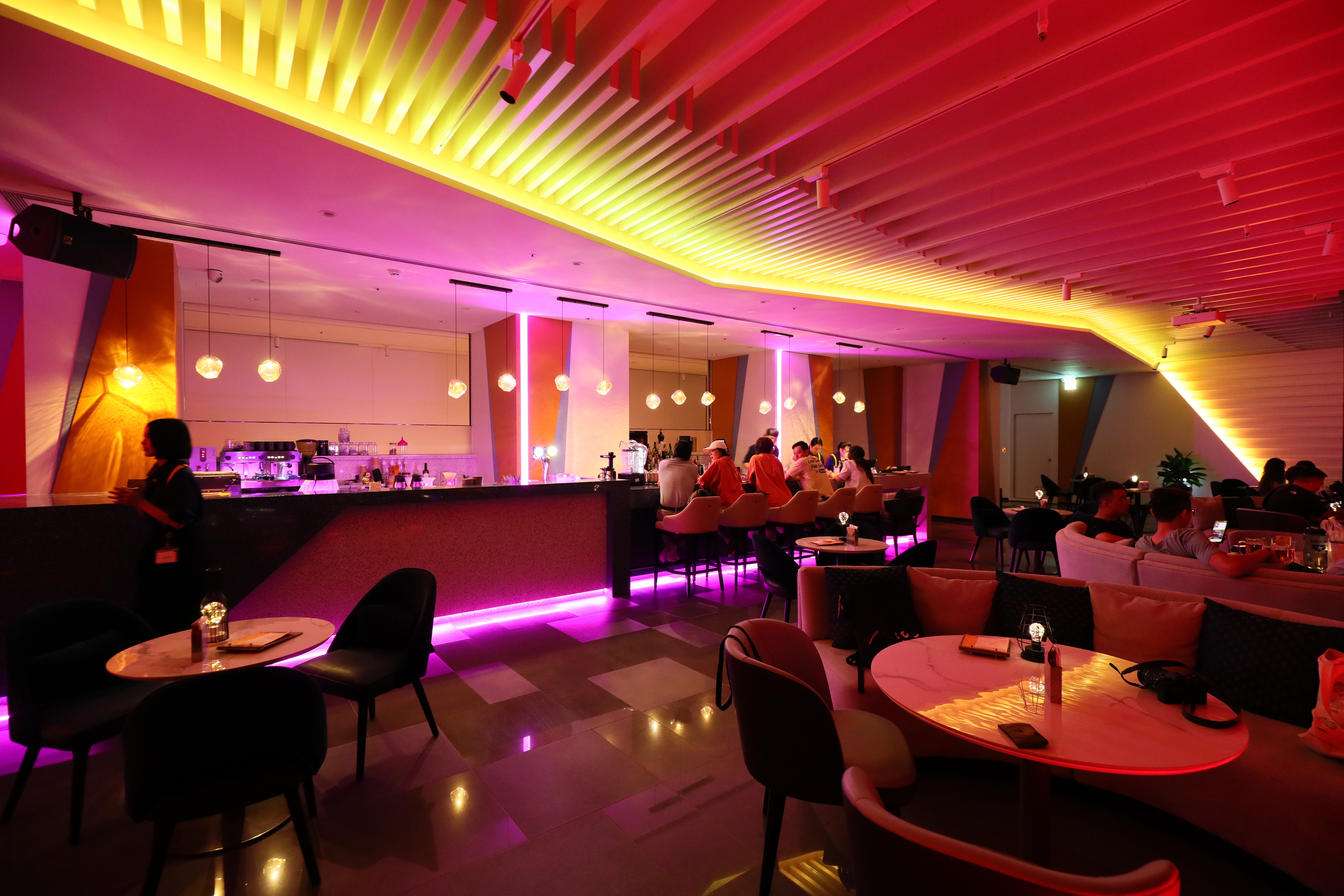位於32樓的空中酒吧「JOIN’S Cafe & Bistro」能遠眺嘉義夜景。