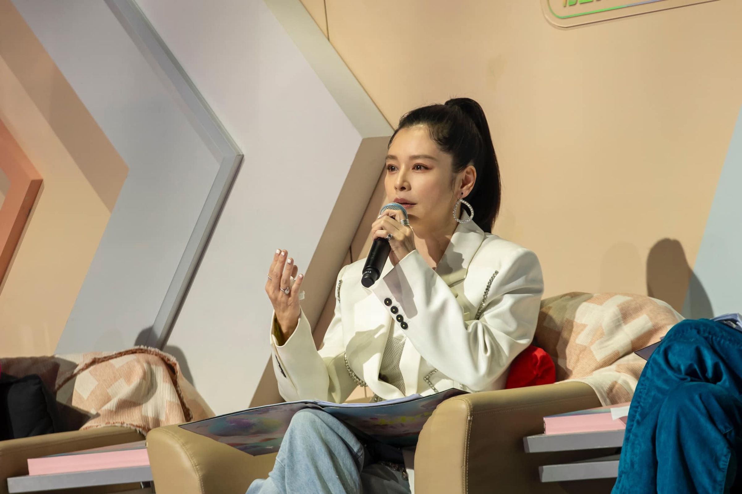 徐若瑄的自己的角色要求完美。在李雲峰身邊,她可以是兄弟,也可以是太太。(翻攝自徐若瑄臉書)