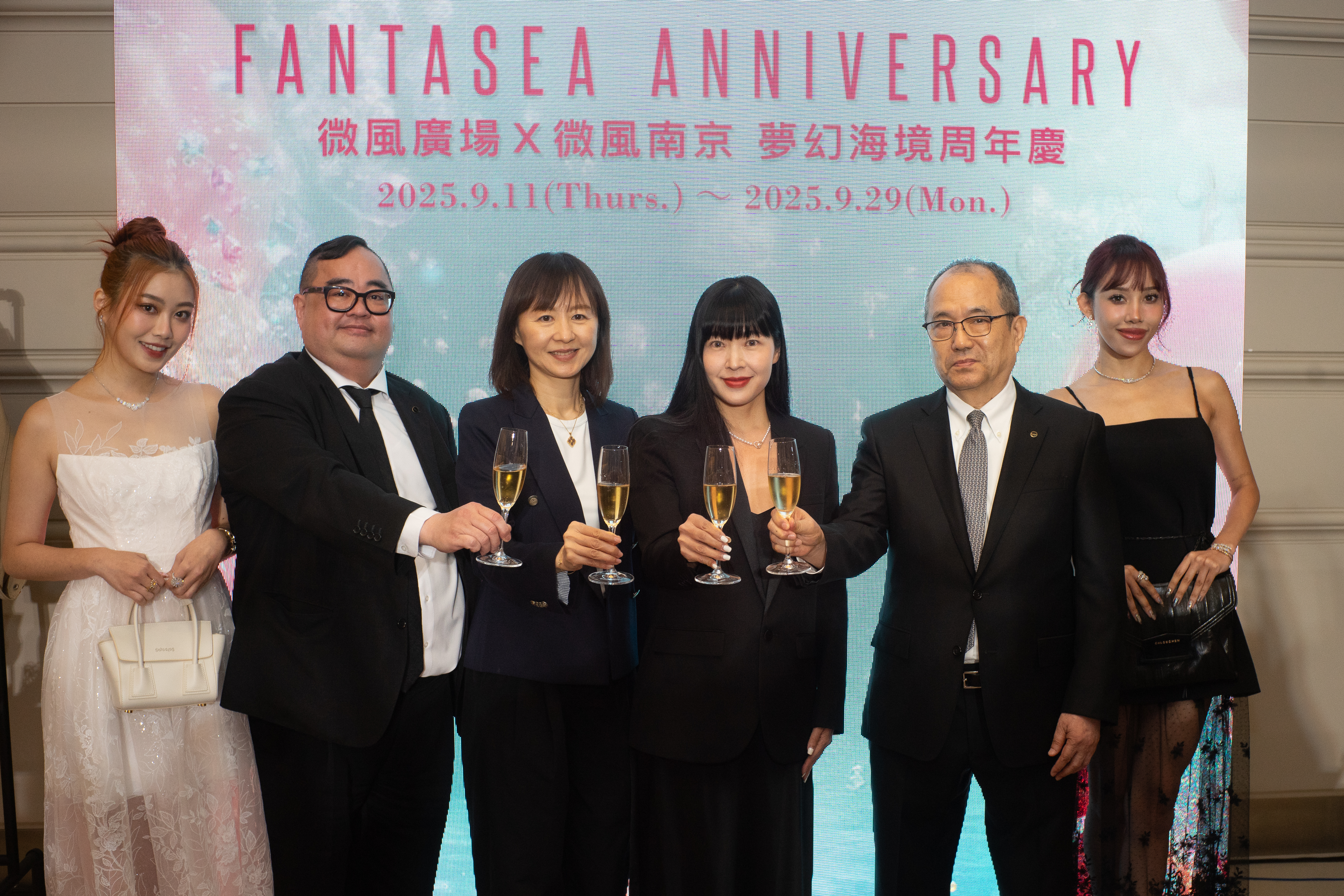 微風集團策略長廖曉喬（右3）帶領百貨事業處執行副總經理蔡碧芳（左3）、Breeze Super微風超市總經理西川正史（右2）、創意行銷部資深協理王玉文（左2）揭幕微風廣場與南京店周年慶。（業者提供）