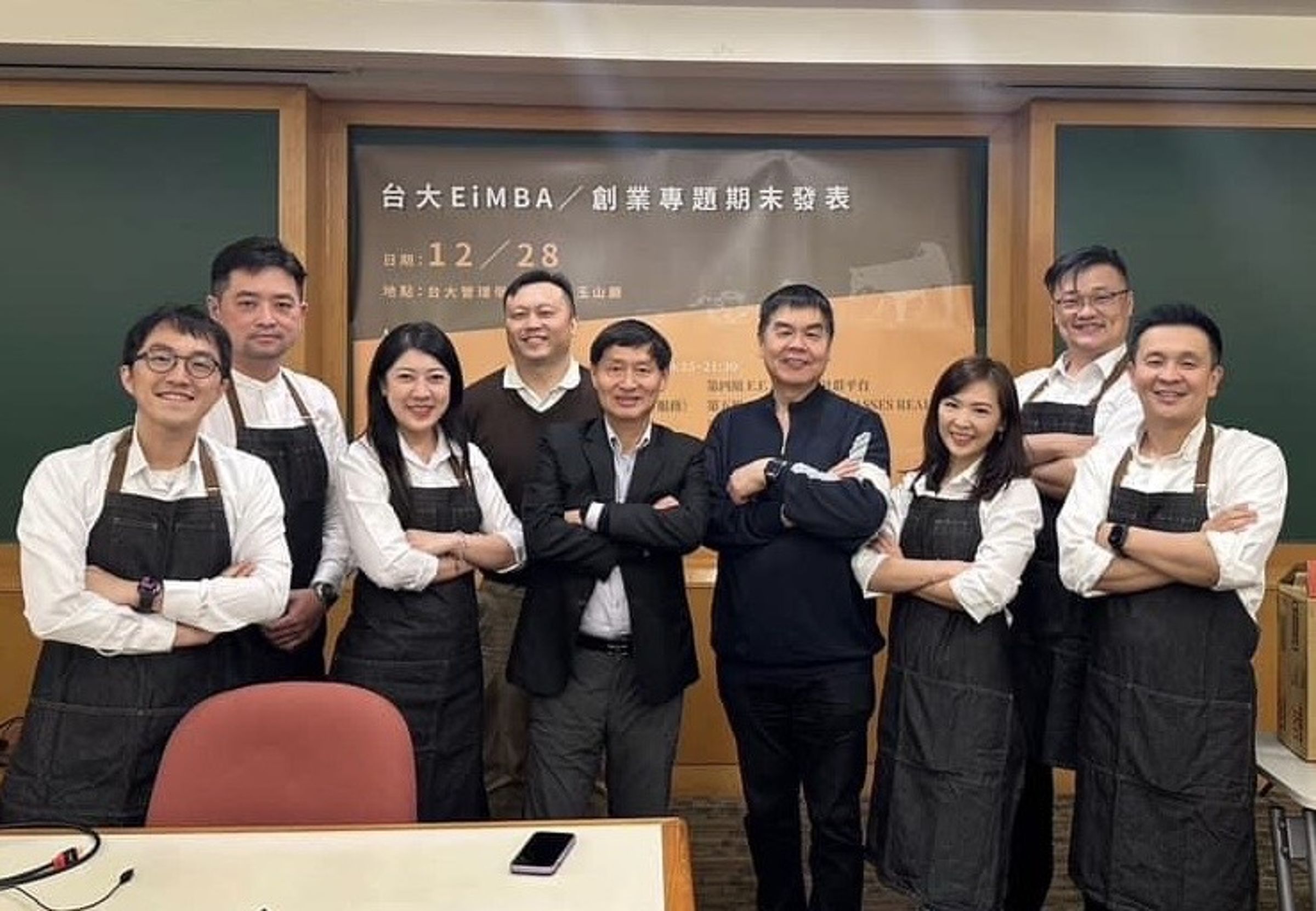 創業專題產品設計獲教授肯定。(左5為台大管理學院教授郭瑞祥)