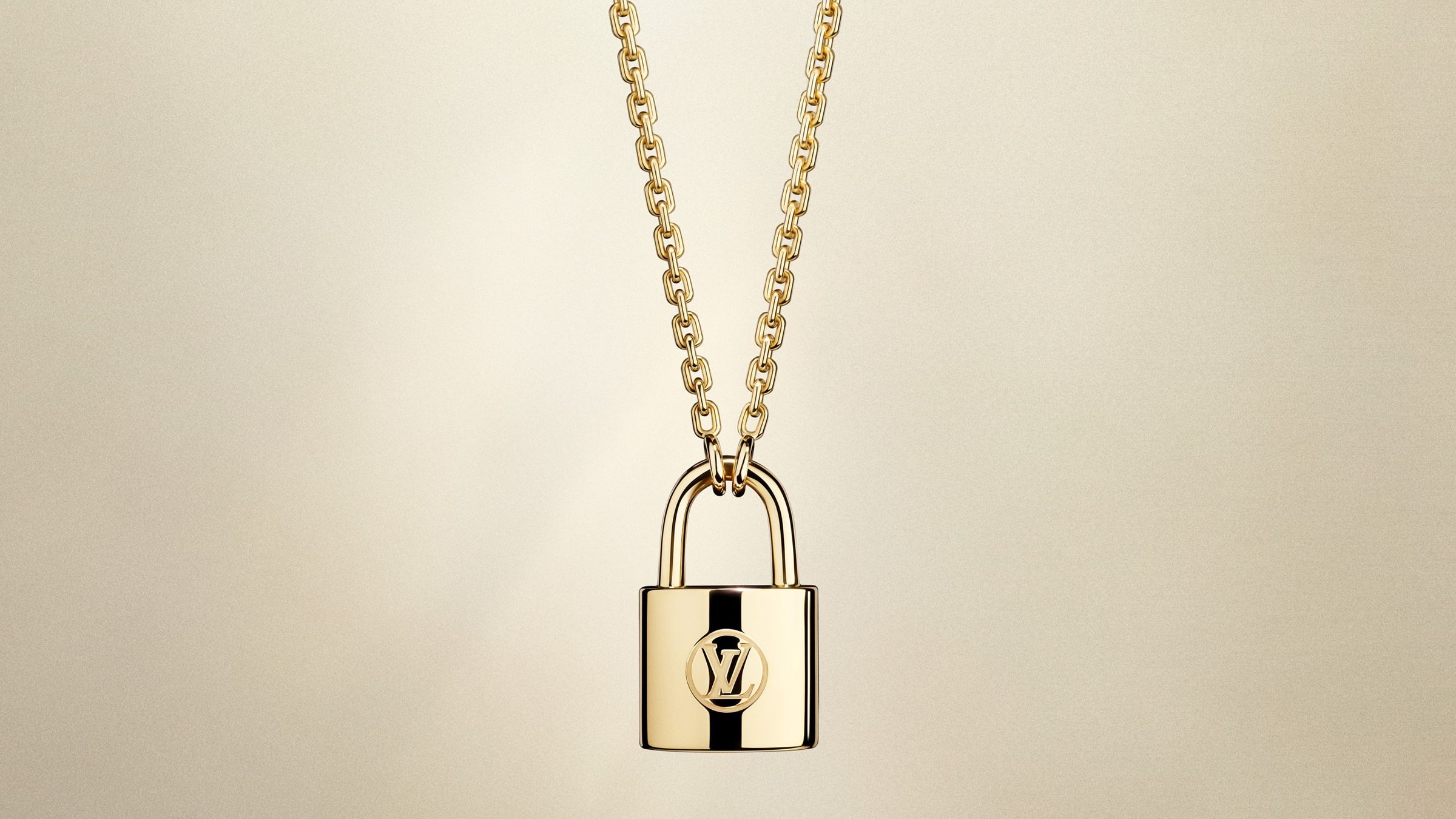 路易威登10周年紀念版黃K金Silver Lockit吊墜。NT$91,000(LOUIS VUITTON提供)