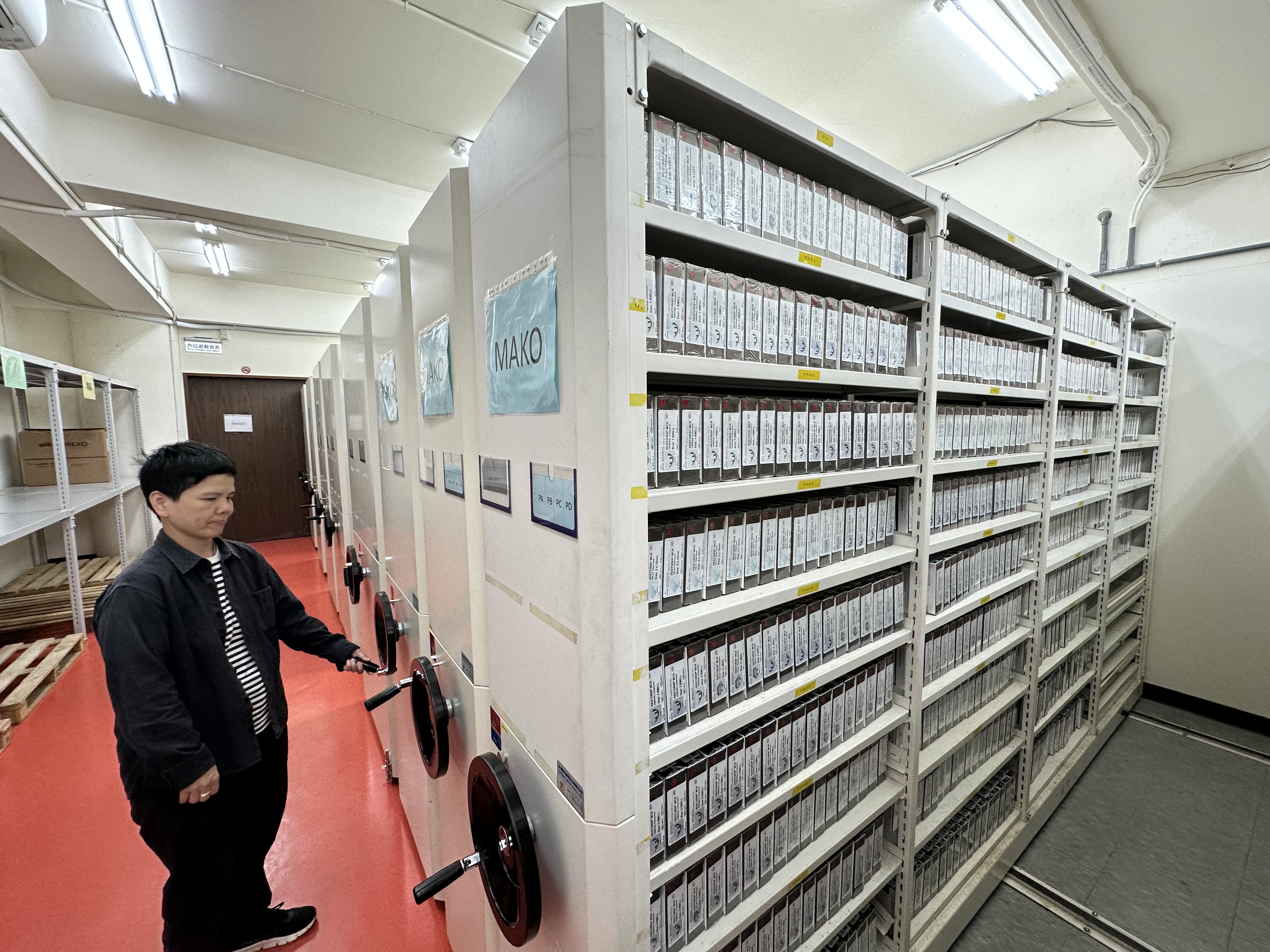 友信行恆溫恆濕的專業倉儲空間內，造價不菲的MAKO機械手臂靜靜佇立動彈不得。
