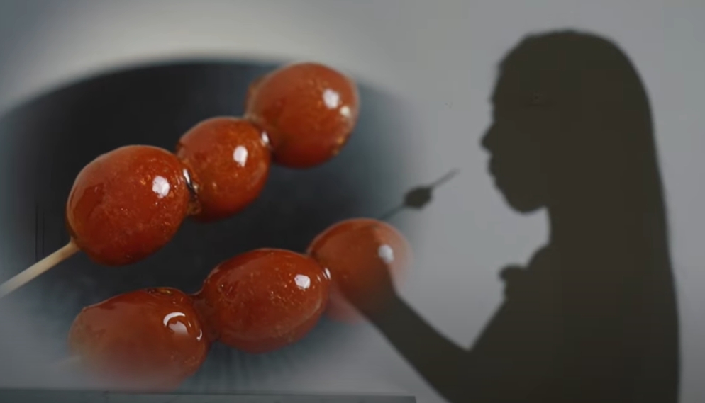 家寧昨晚發布新影片，她不露臉改以剪影入境，教大家如何做糖葫蘆。（翻攝自YouTube@秘月期POPOO）