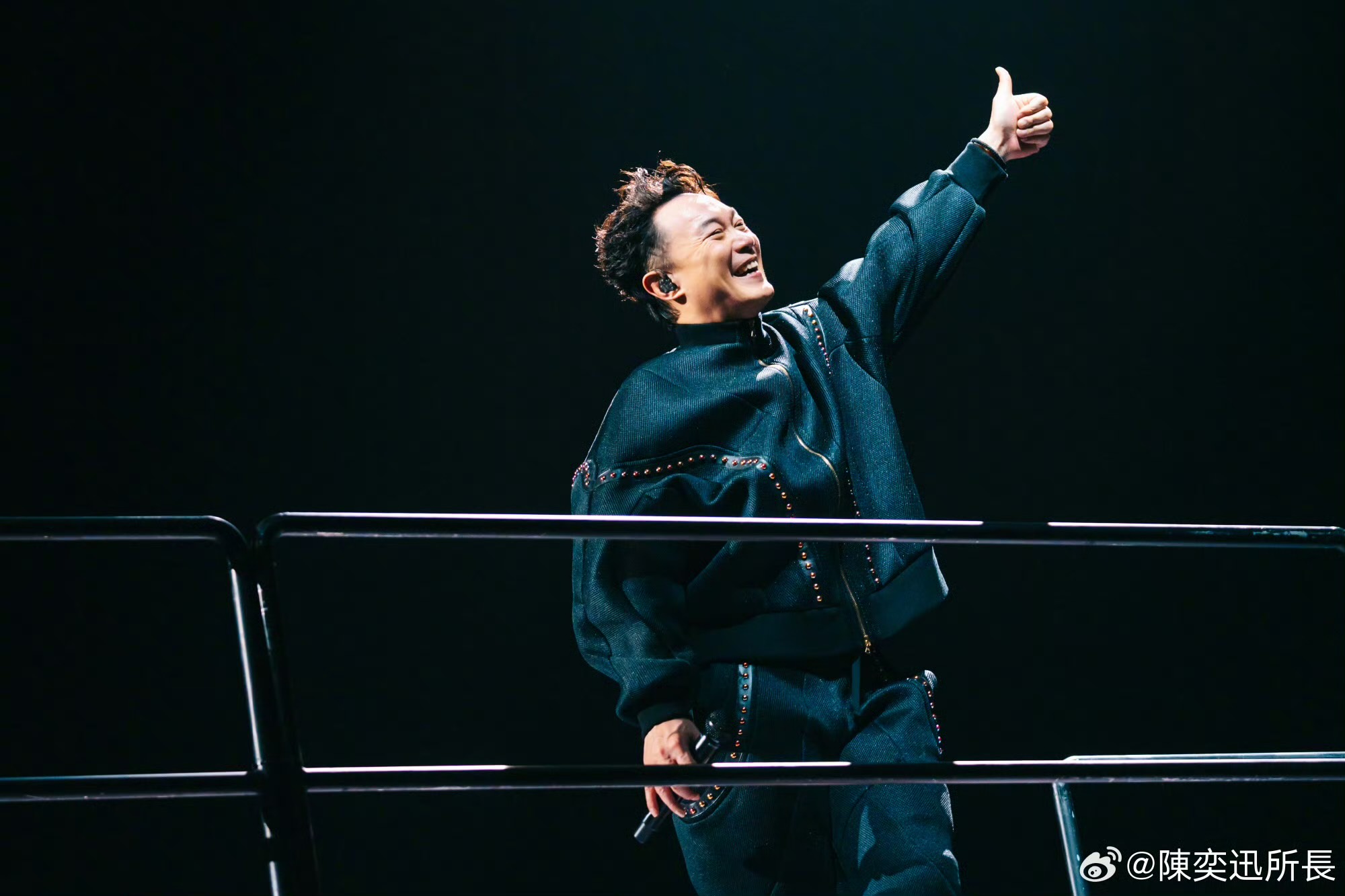 Eason陳奕迅因受傷，演唱會延期。（翻攝自微博）