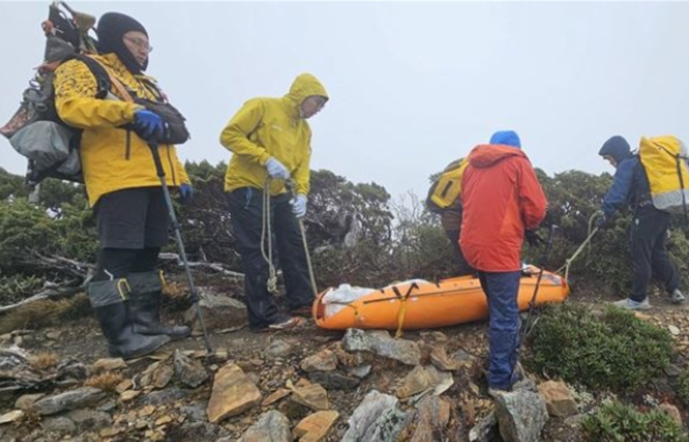 登山隊挑戰玉山後四峰卻傳憾事，62歲退休校長走失4天遭發現身亡；家屬盼外界停止撕裂，強調「多一份關懷就能少一場悲劇」。（翻攝畫面）