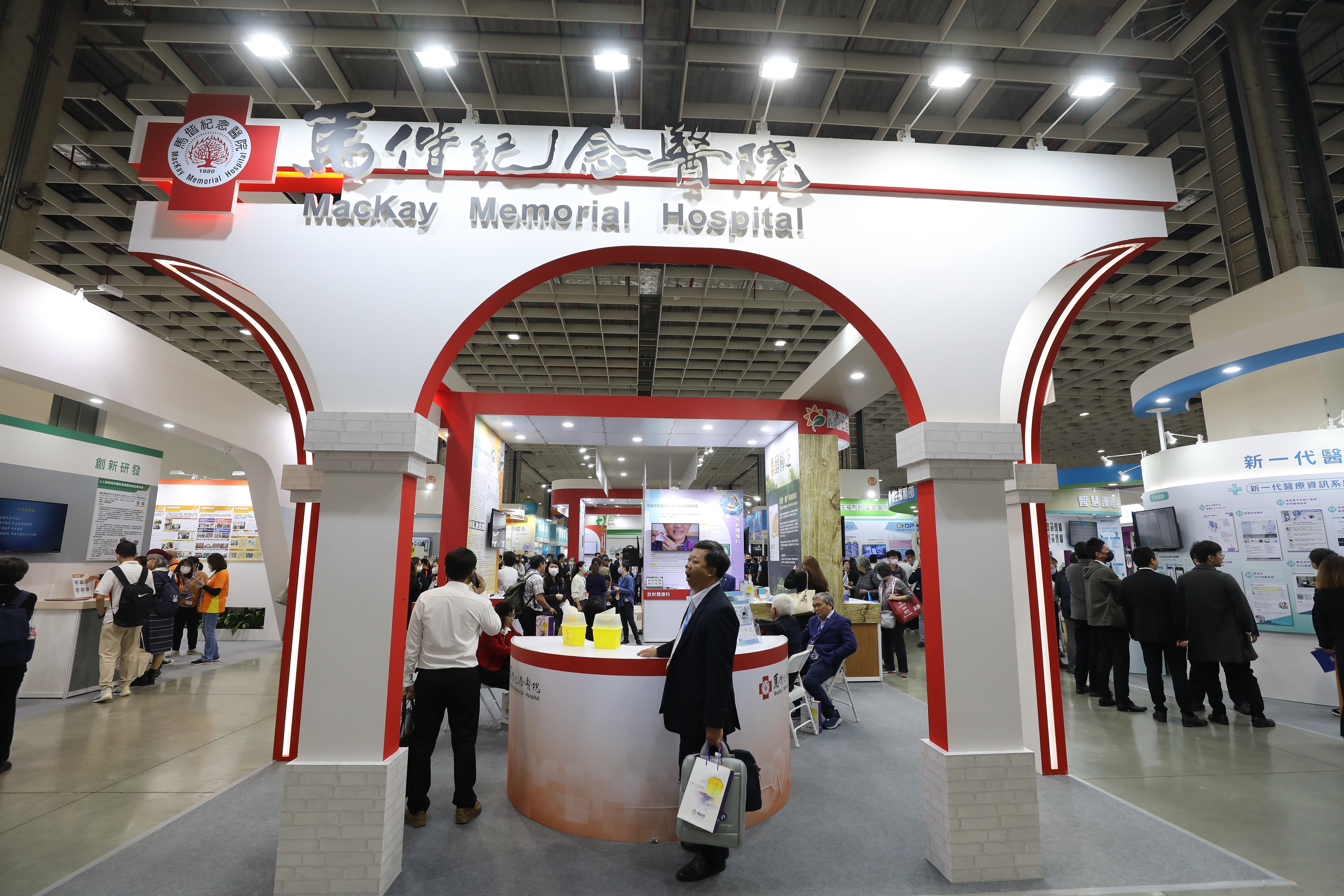 近日有駭客在網路宣稱持有馬偕醫院1660萬筆病患資料，欲以10萬美元出售。（本刊資料照）