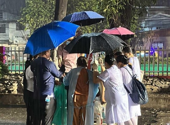 宿霧發生強震，一名準備生產婦女被撤離到戶外，在大雨中生產。（翻攝自GMA Regional TV News）