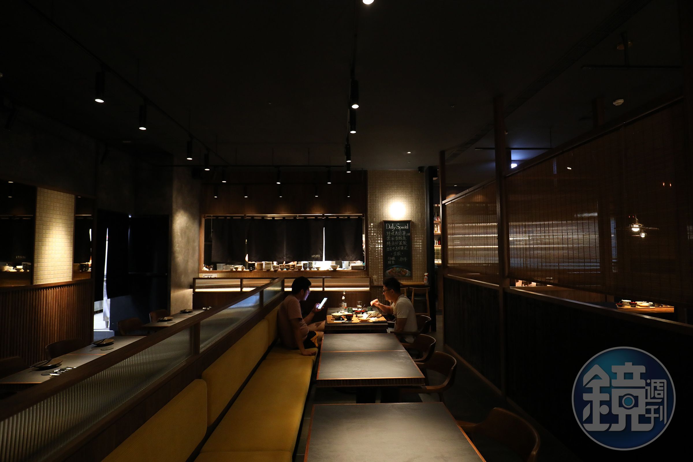 「inari Izakaya現代居酒屋」融合傳統與摩登的設計風格,營造舒適又輕鬆的用餐空間。