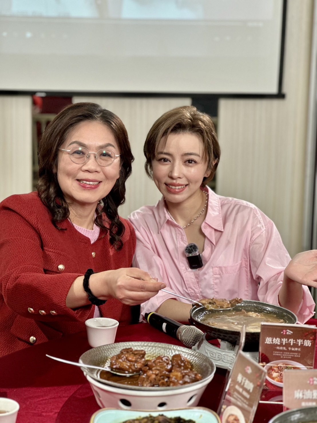 王瞳耶誕節才邀好友宮美樂（左）回台南為阿公祝壽。（民視提供）