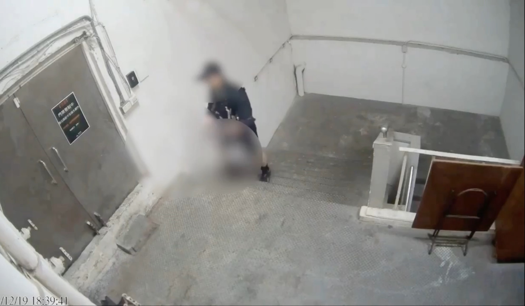 監視器拍下張文犯案後，從容拉開地面門栓到頂樓試圖逃逸。（翻攝畫面）