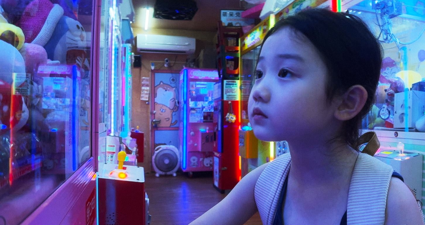 葉子綺在《左撇子女孩》中展現獨特的魅力，能帶動觀眾的情緒起伏。（光年映畫提供）