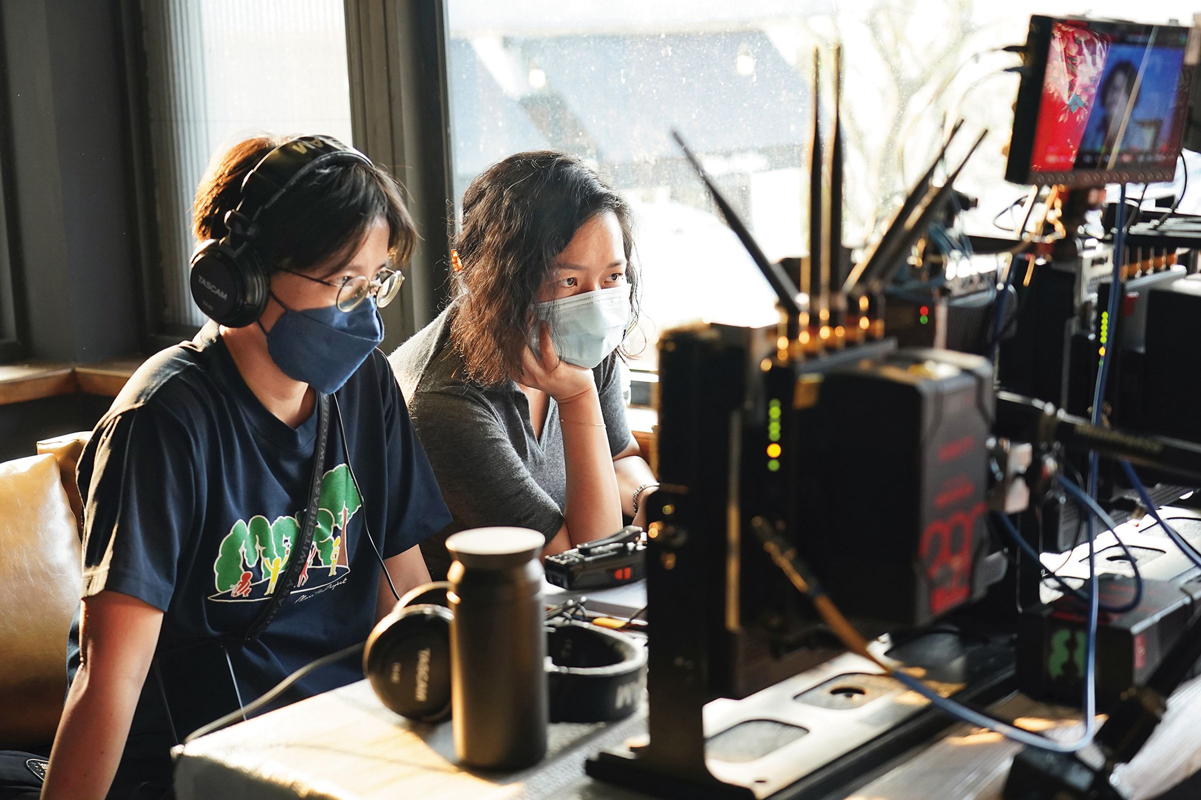 拍攝過程中，監製兼製作人劉宛玲（右）從旁協助首次執導影集的張瓊文（左）。	（彼此影業提供）