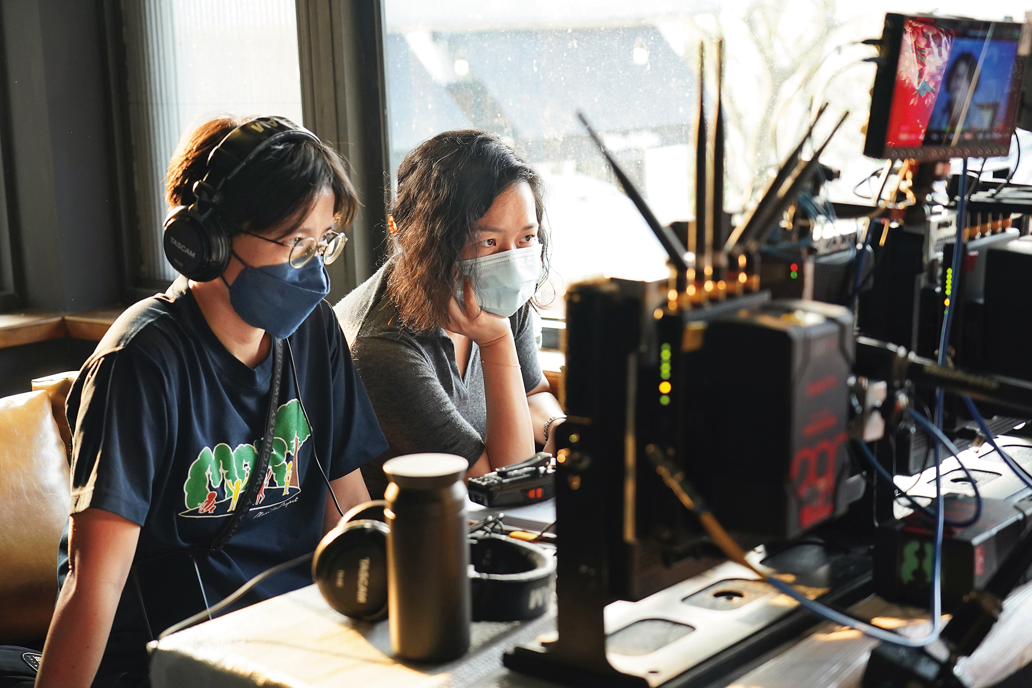 拍攝過程中,監製兼製作人劉宛玲(右)從旁協助首次執導影集的張瓊文(左)。 (彼此影業提供)