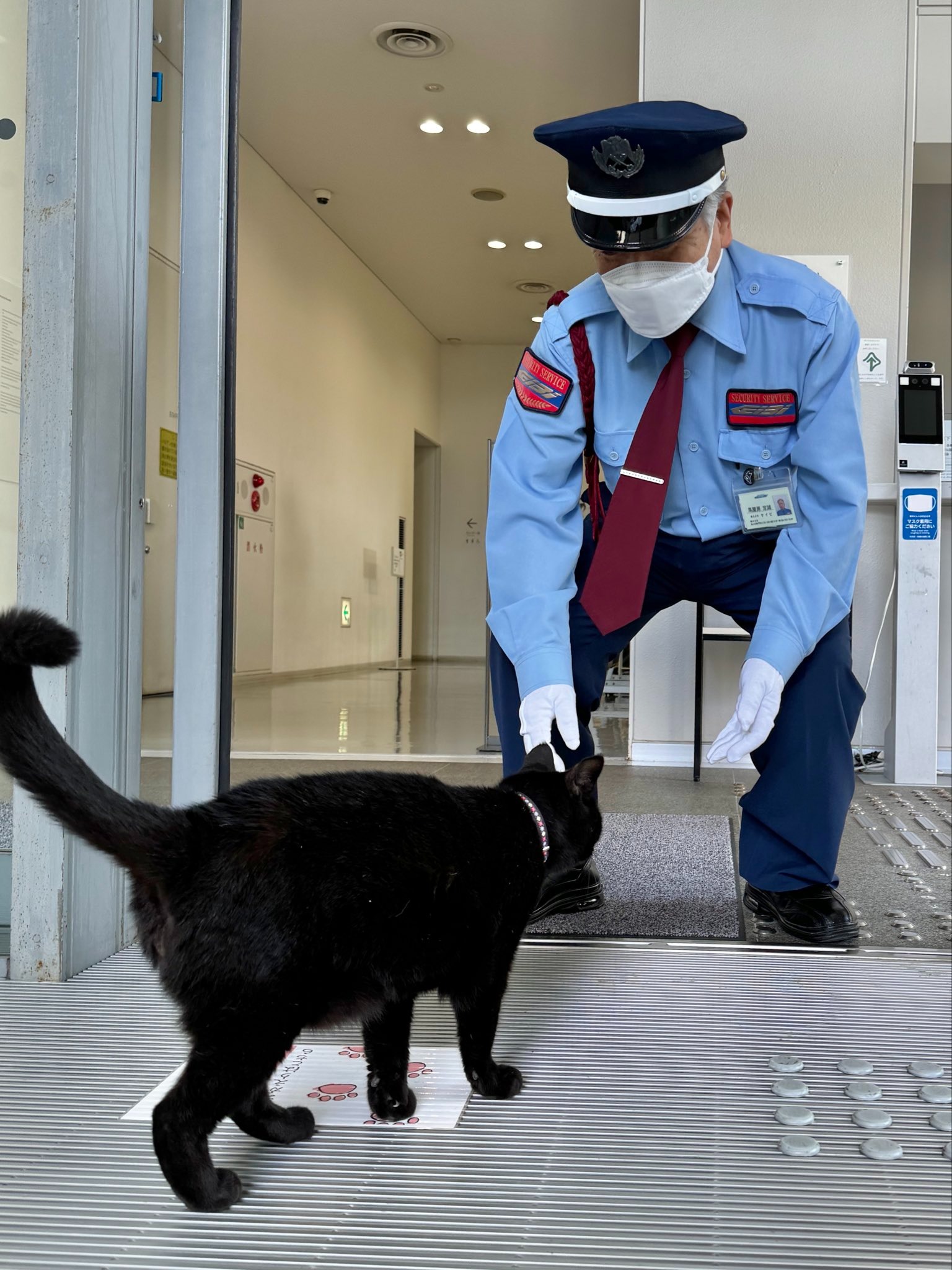 始終被值勤的警衛大叔馬屋原定雄先生溫和攔下。（翻攝自尾道市立美術館Ｘ）