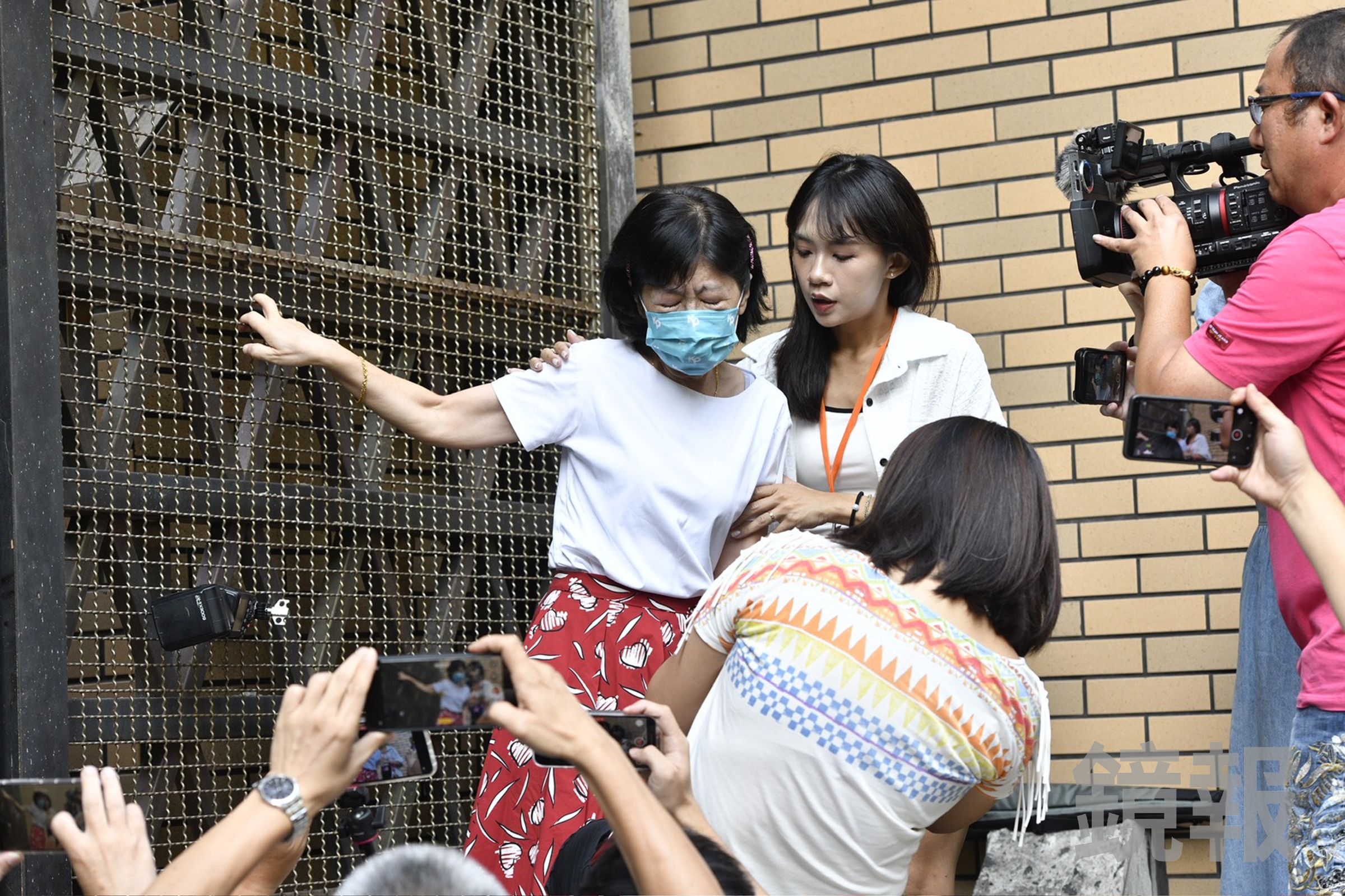 陳佩琪隔著鐵網看到柯文哲後，忍不住落淚並脫口「他犯了什麼罪？」。（鏡報李智為攝）