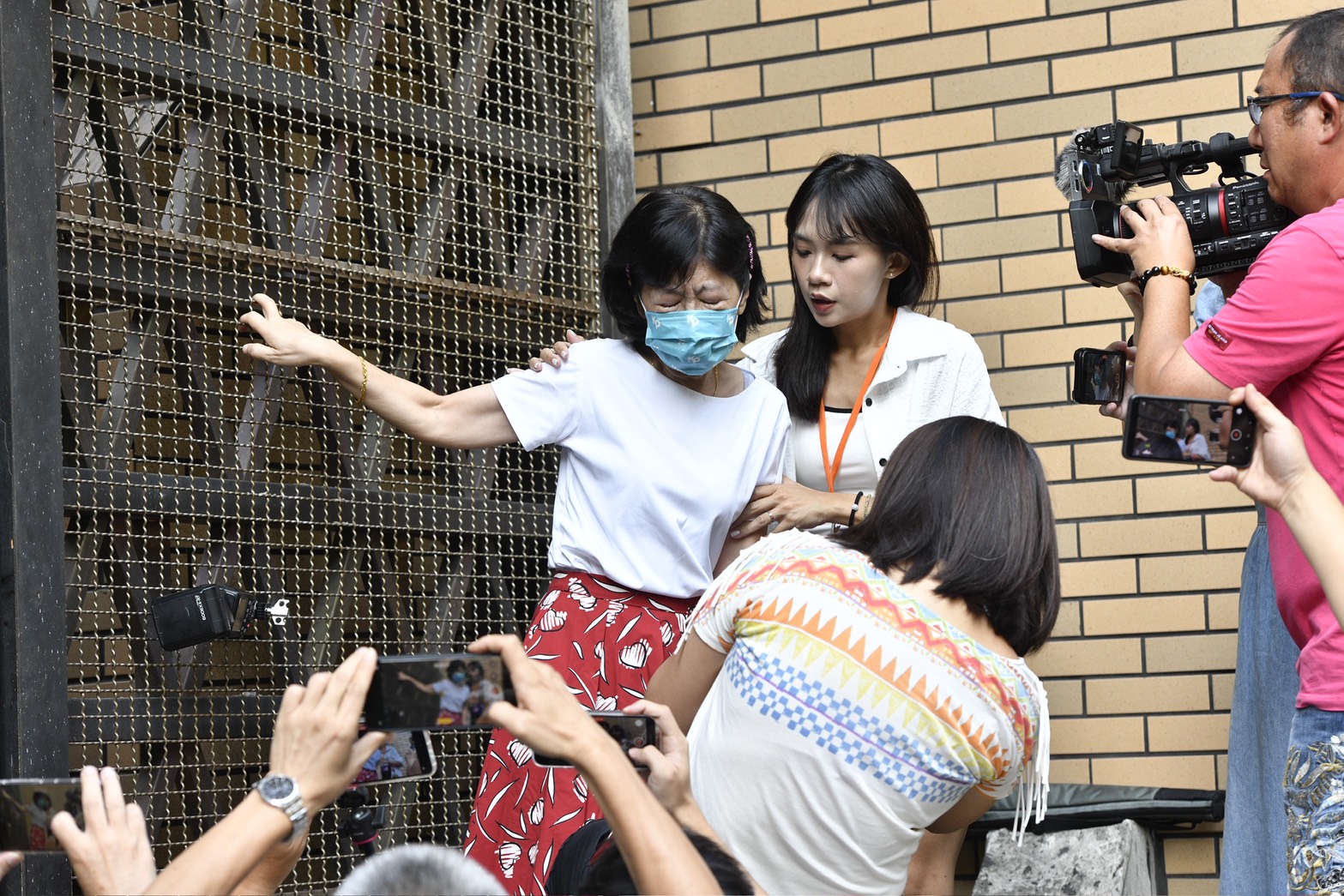 陳佩琪隔著鐵網看到柯文哲後,忍不住落淚並脫口「他犯了什麼罪?」。(鏡報李智為攝)
