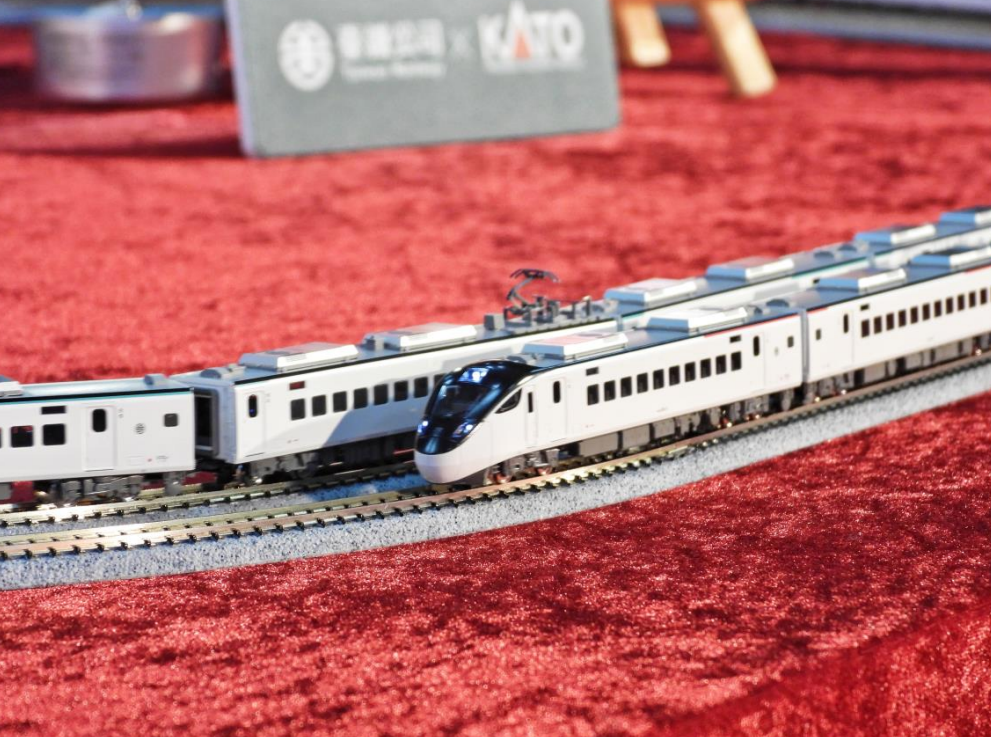 台鐵公司於去年12月與日本株式會社関水金屬KATO公司簽約，開發EMU3000型N規模型。（台鐵提供）