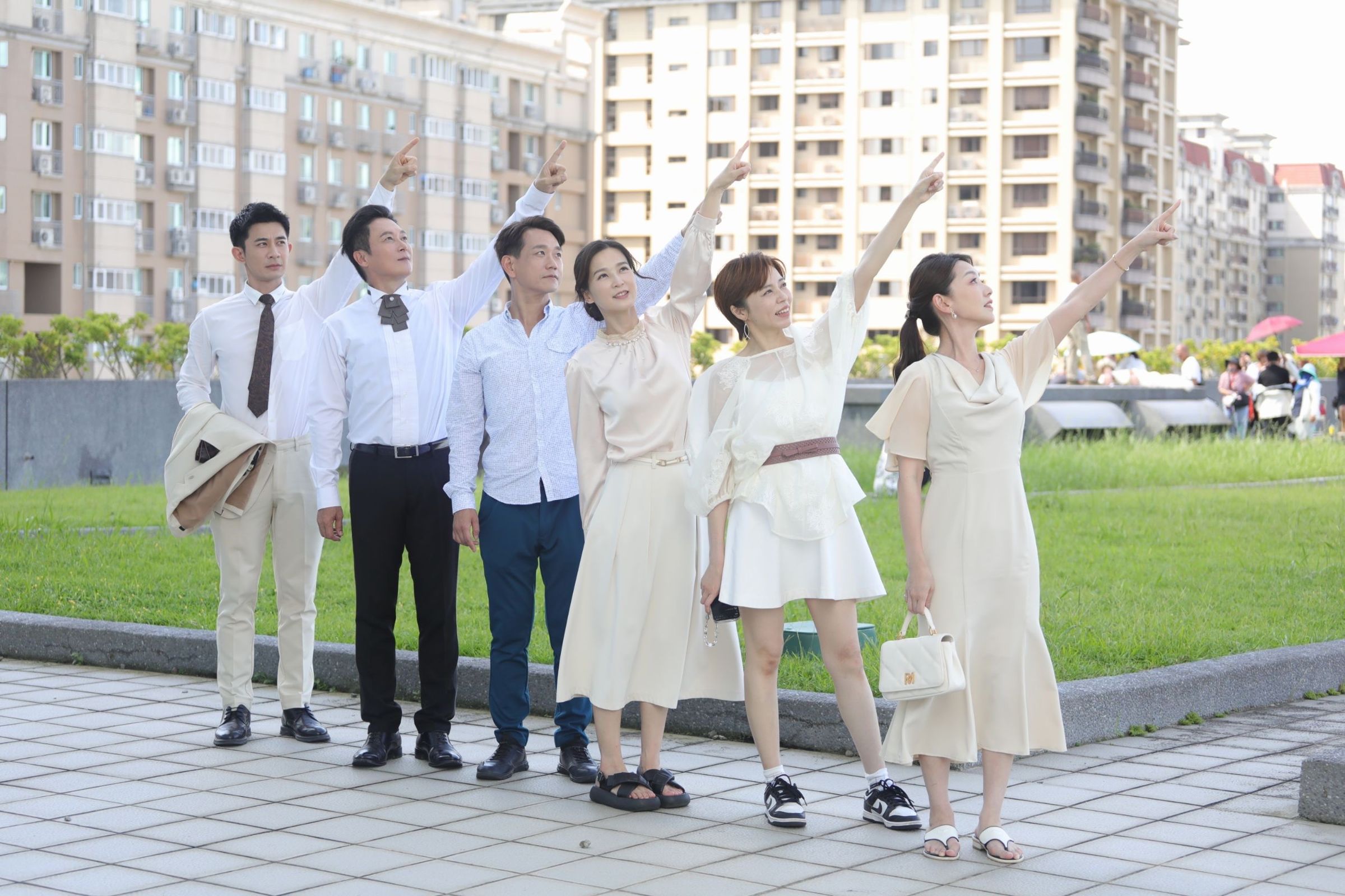 《好運來》演員左起曾子益、王燦、陳家逵、楚宣、王瞳、賴芊合趁空檔拍照。（民視提供）