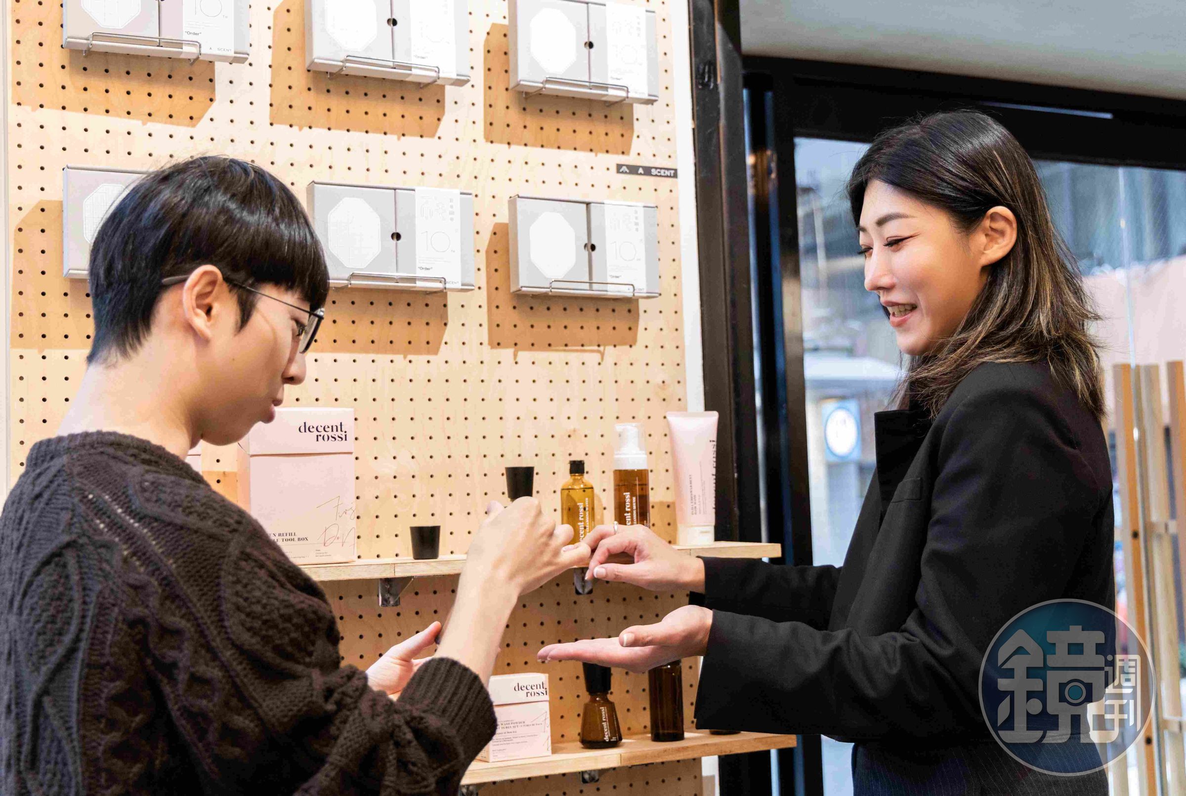 decent rossi在東區香氛選物店寄賣，楊家瑋（右）和老闆Allen（左）討論產品。