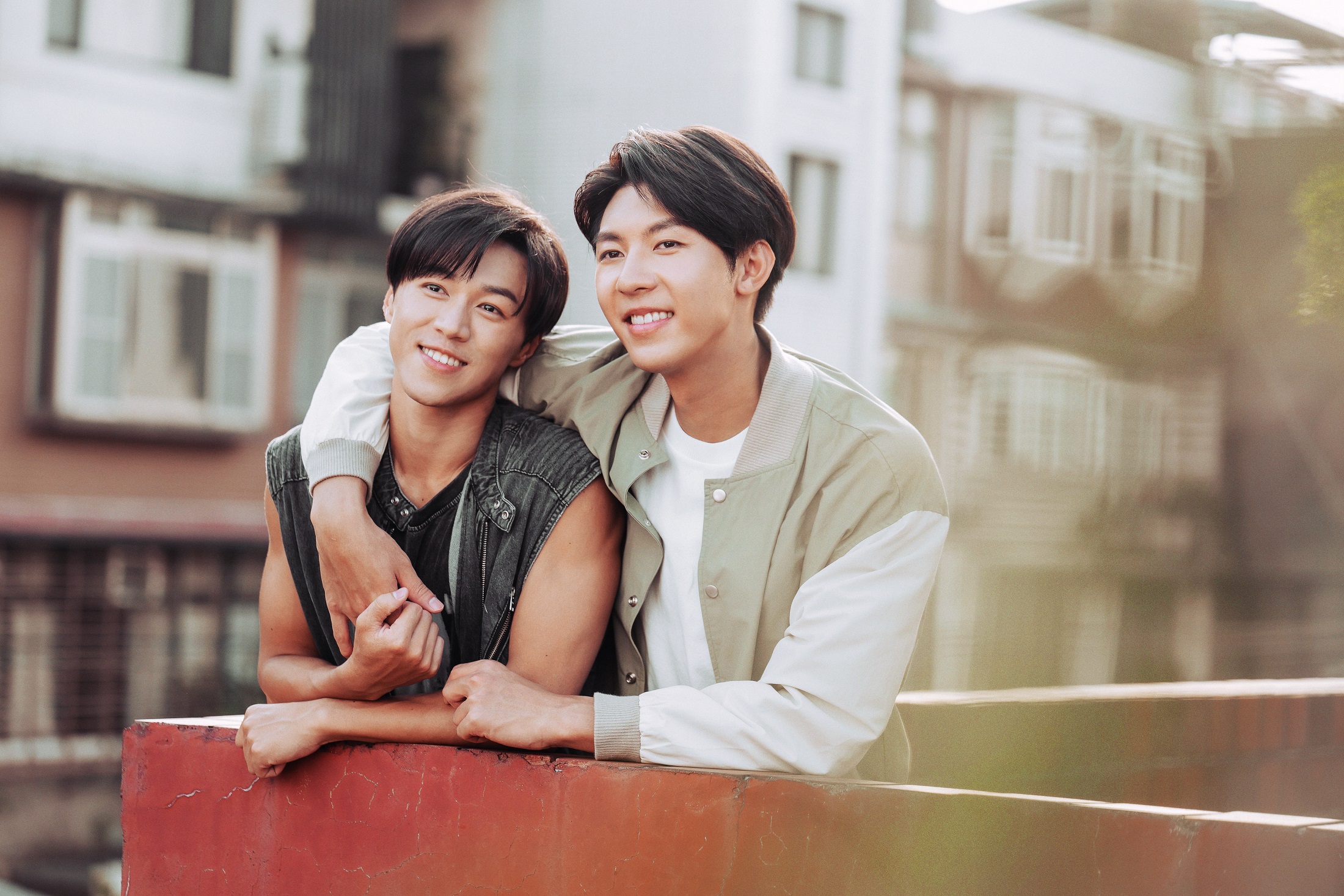 游書庭（左）和劉丞在MV《愛為你存在》演出熱戀情侶感。（艾迪昇傳播提供）