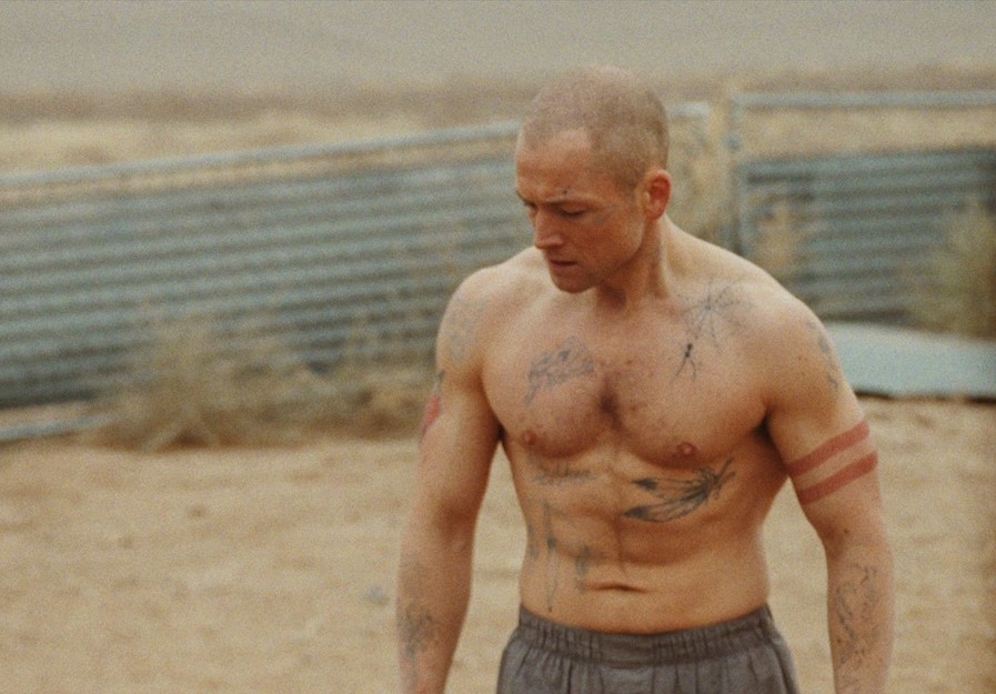 剃平頭、秀腹肌，泰隆艾格頓練就一身精壯的身材，完全顛覆《金牌特務》《火箭人》等片的形象。（車庫提供）  