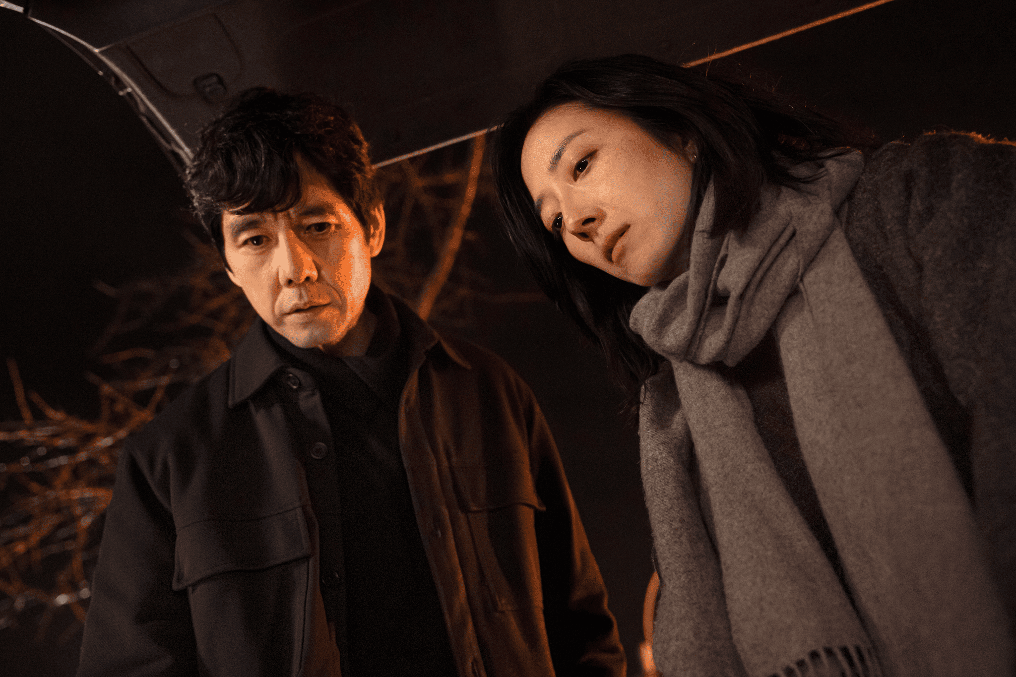 電影《最親愛的陌生人》描述西島秀俊（左）與桂綸鎂飾演的夫妻，他們在紐約生活，關係在長年壓抑與失衡中逐漸崩解。（甲上娛樂提供）
