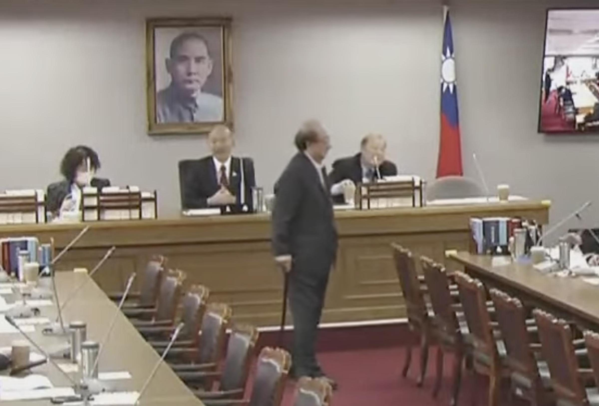 柯建銘(前)拄拐杖赴朝野協商,被韓國瑜(後排中)誇讚有責任感。(翻攝立法院YouTube頻道)