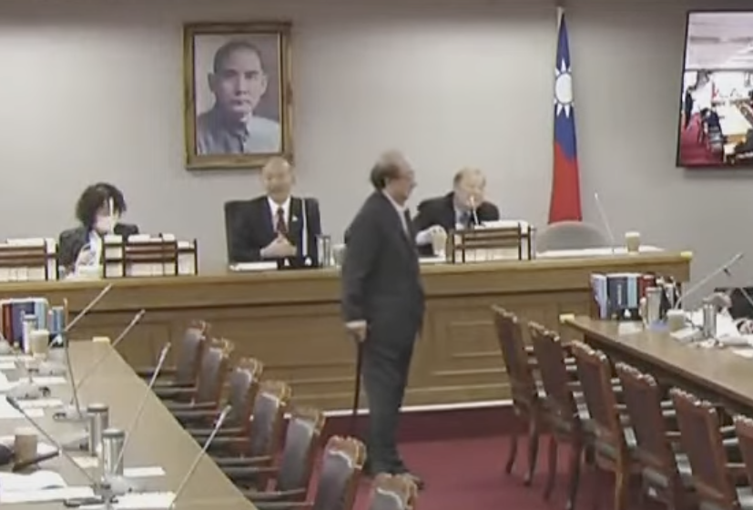 柯建銘（前）拄拐杖赴朝野協商，被韓國瑜（後排中）誇讚有責任感。（翻攝立法院YouTube頻道）