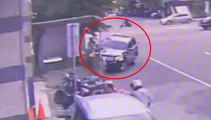 開車開一半，突然有一隻蟑螂在車內從天而降，嚇得他失控撞上欄杆。（翻攝自threads @soflec_roysays）