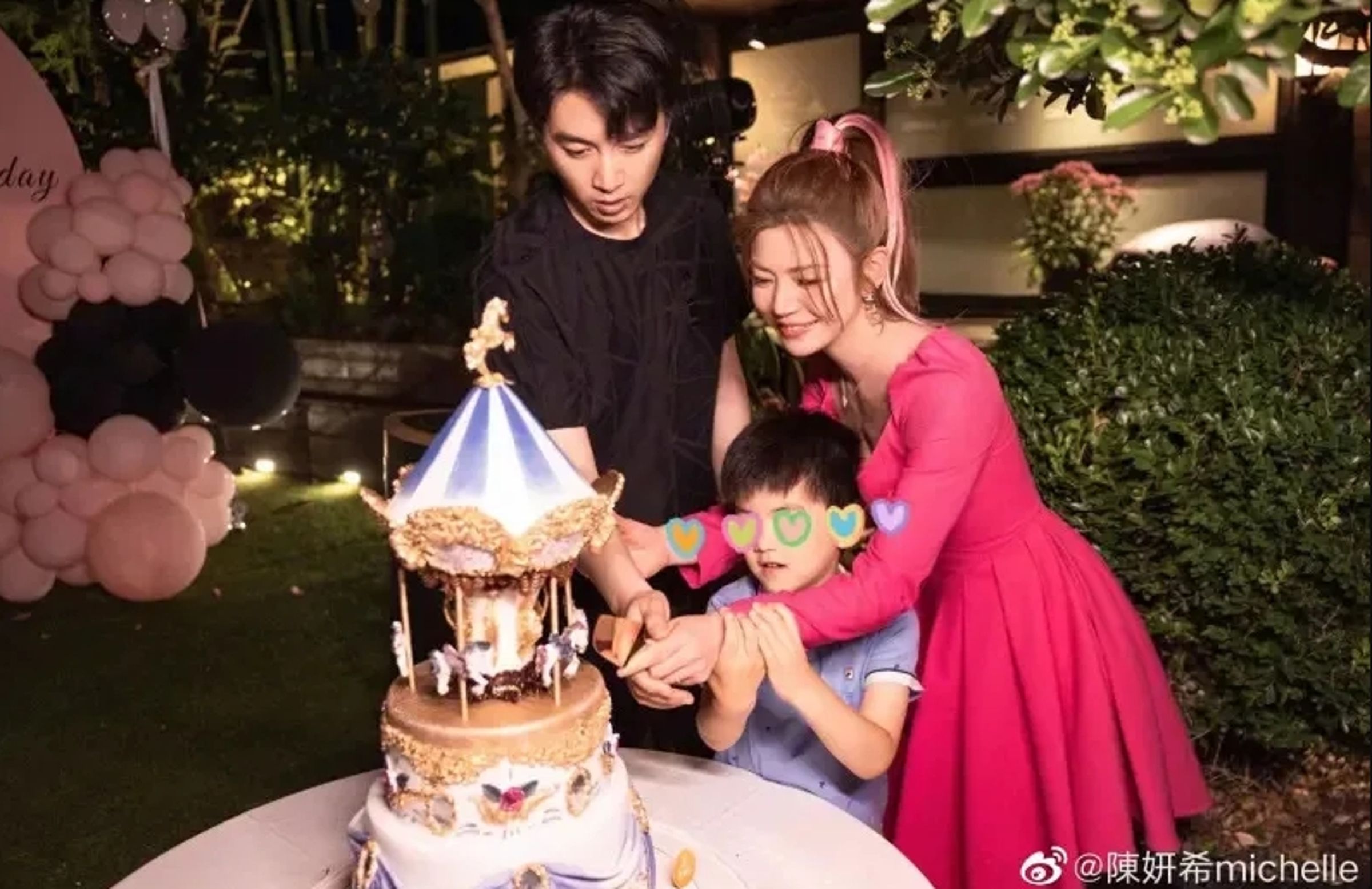 陳妍希、陳曉一家人最後公開合照是陳妍希的生日。(翻攝陳妍希微博)